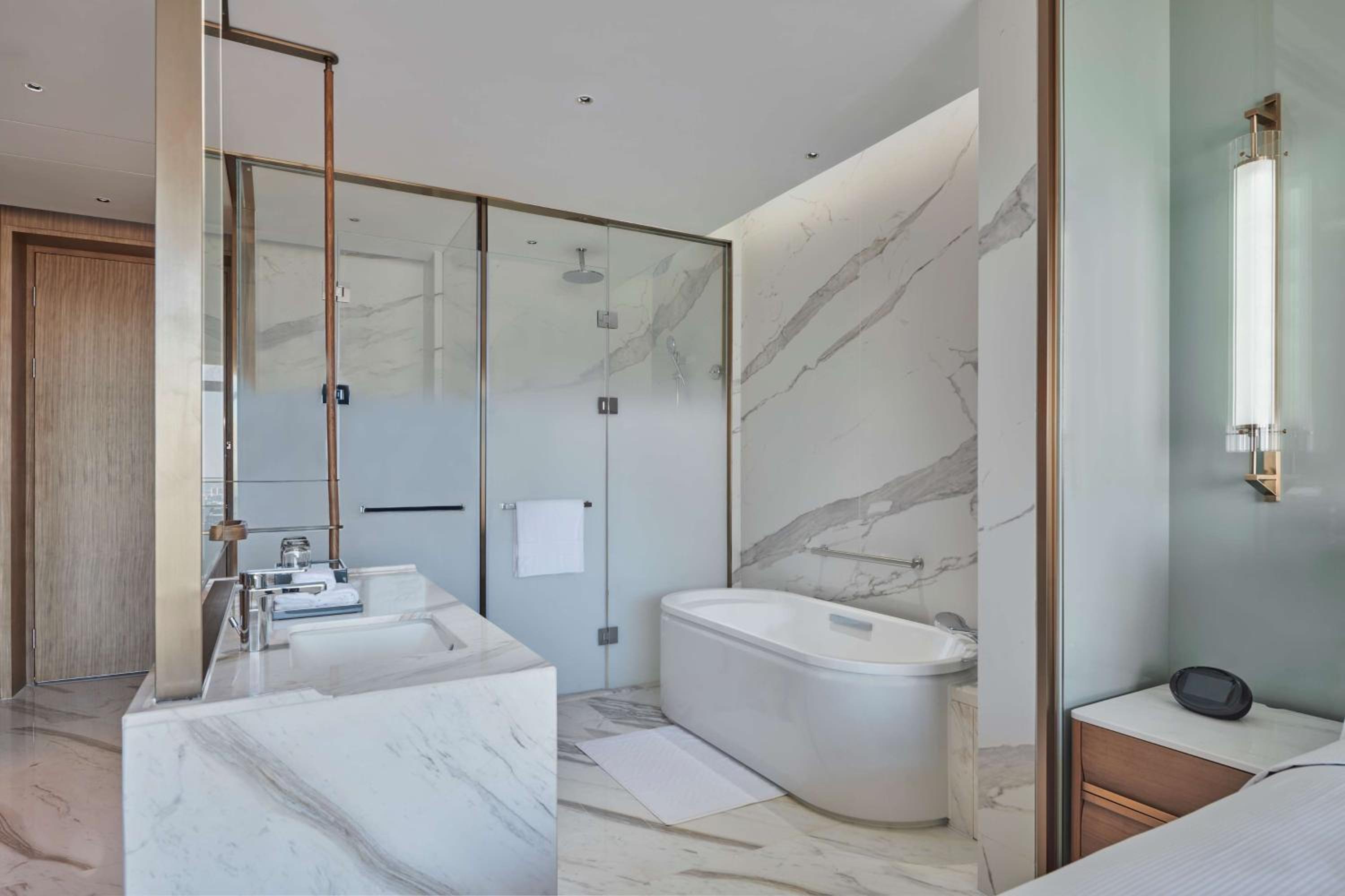 Deluxe King Room - Photo 2