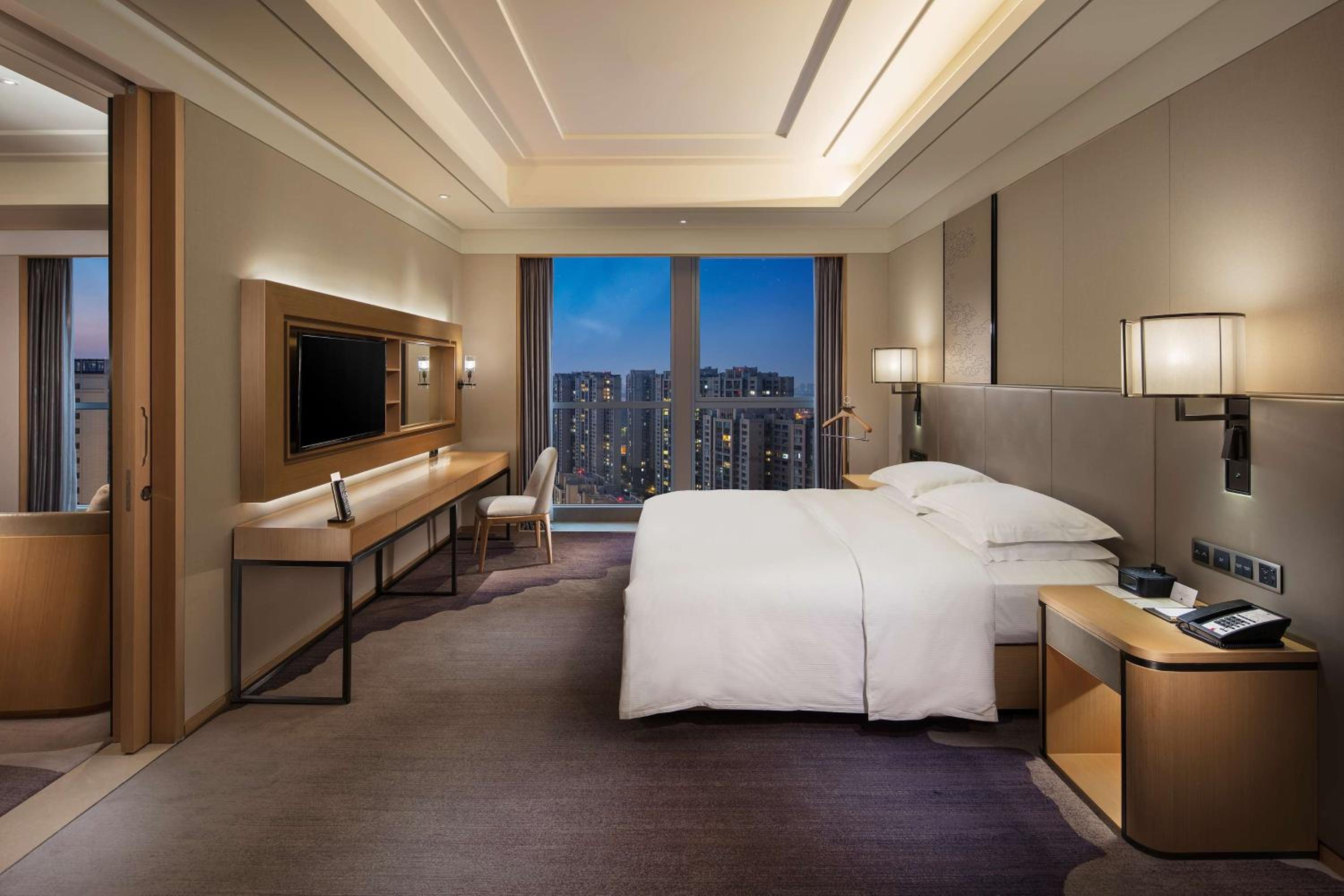 One-Bedroom Deluxe King Suite