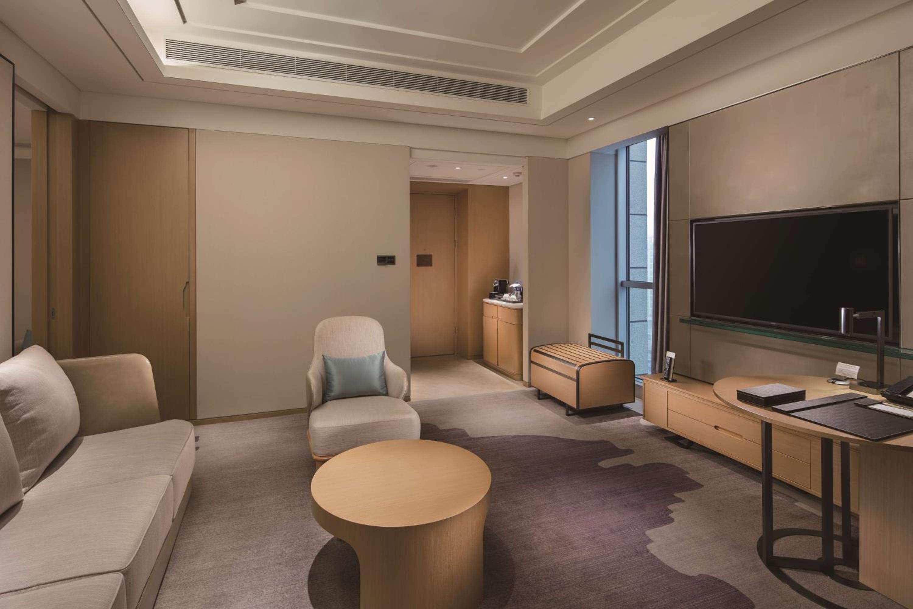 One-Bedroom Deluxe King Suite thumbnail 6