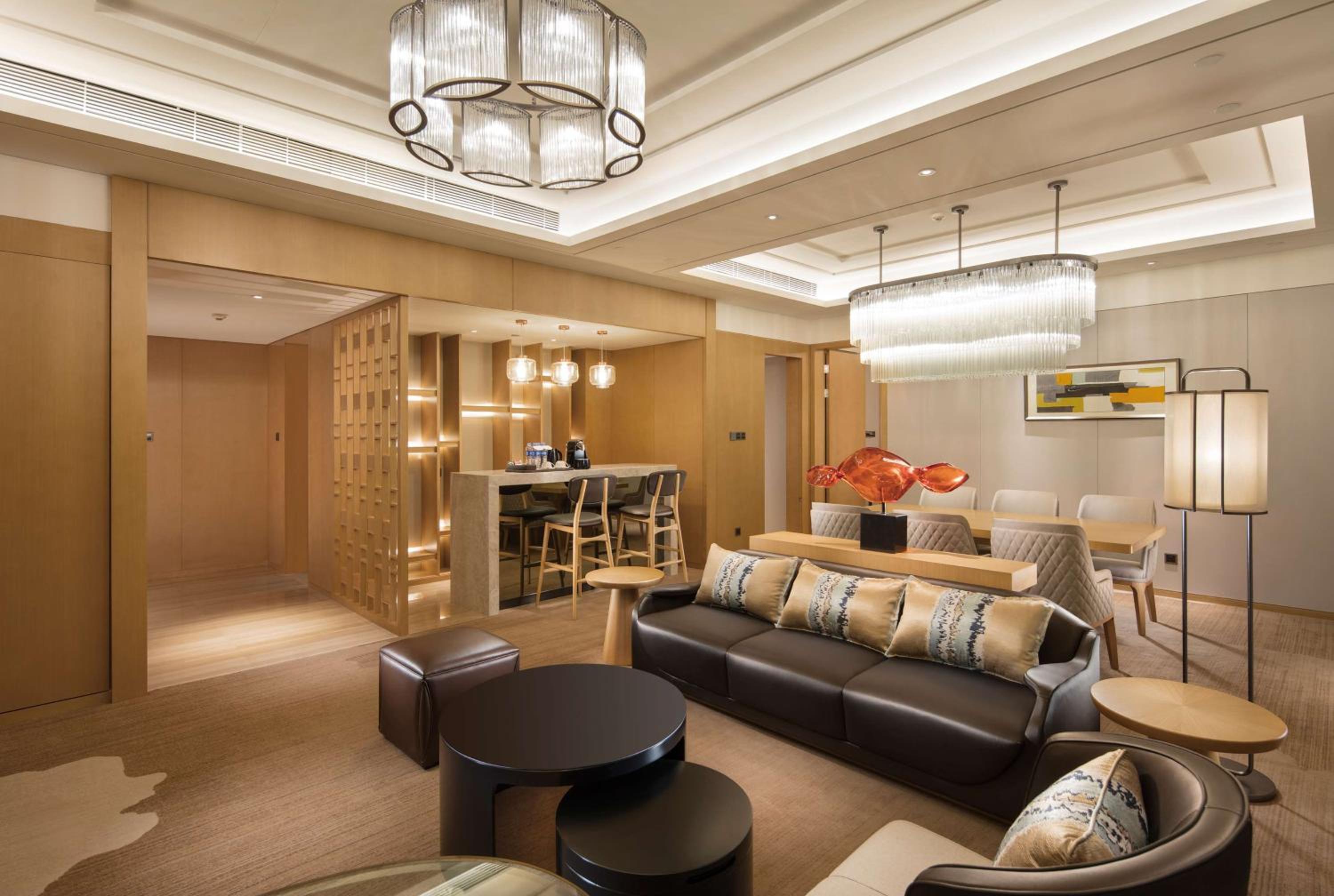 One-Bedroom Executive King Suite thumbnail 5
