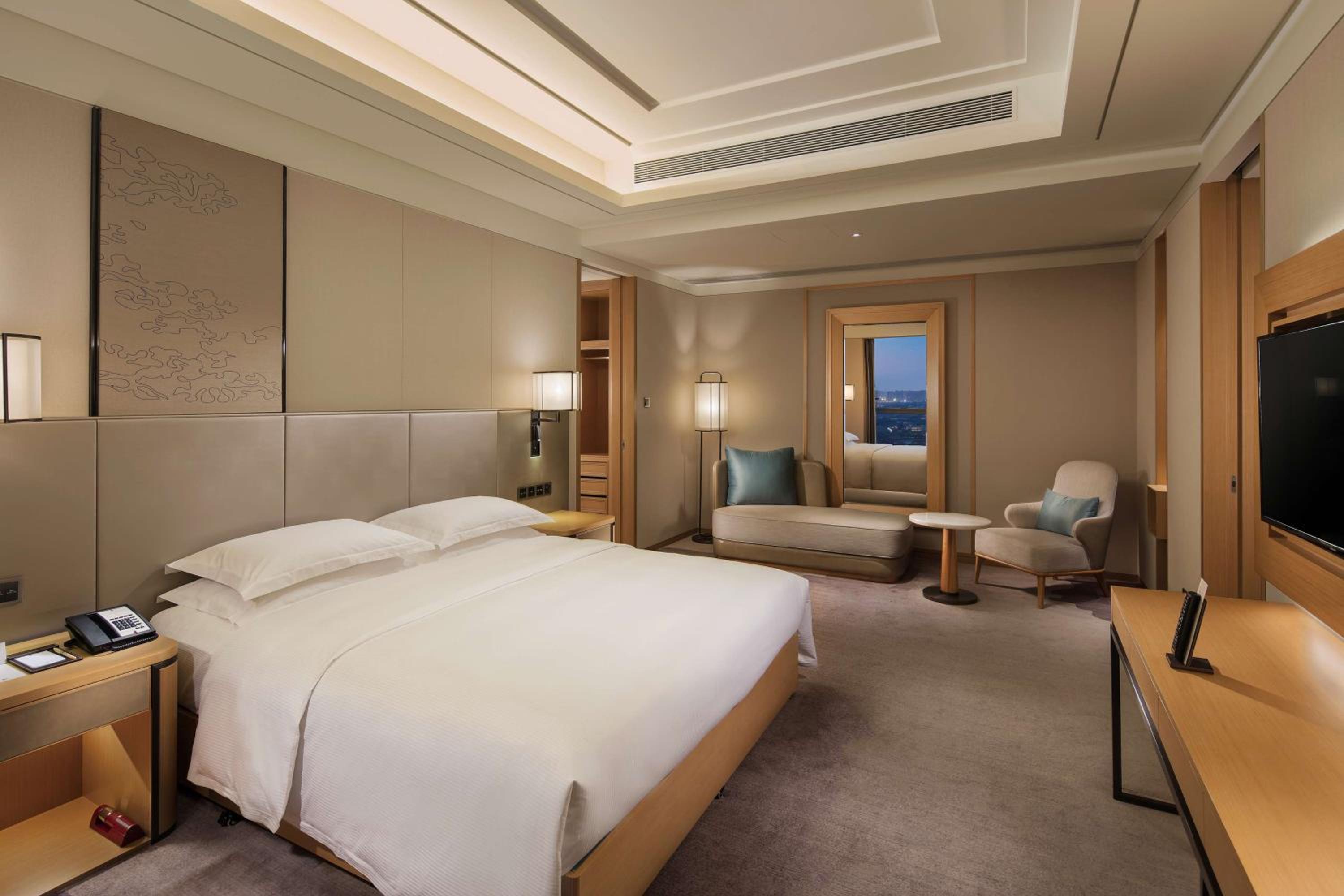 One-Bedroom Deluxe King Suite