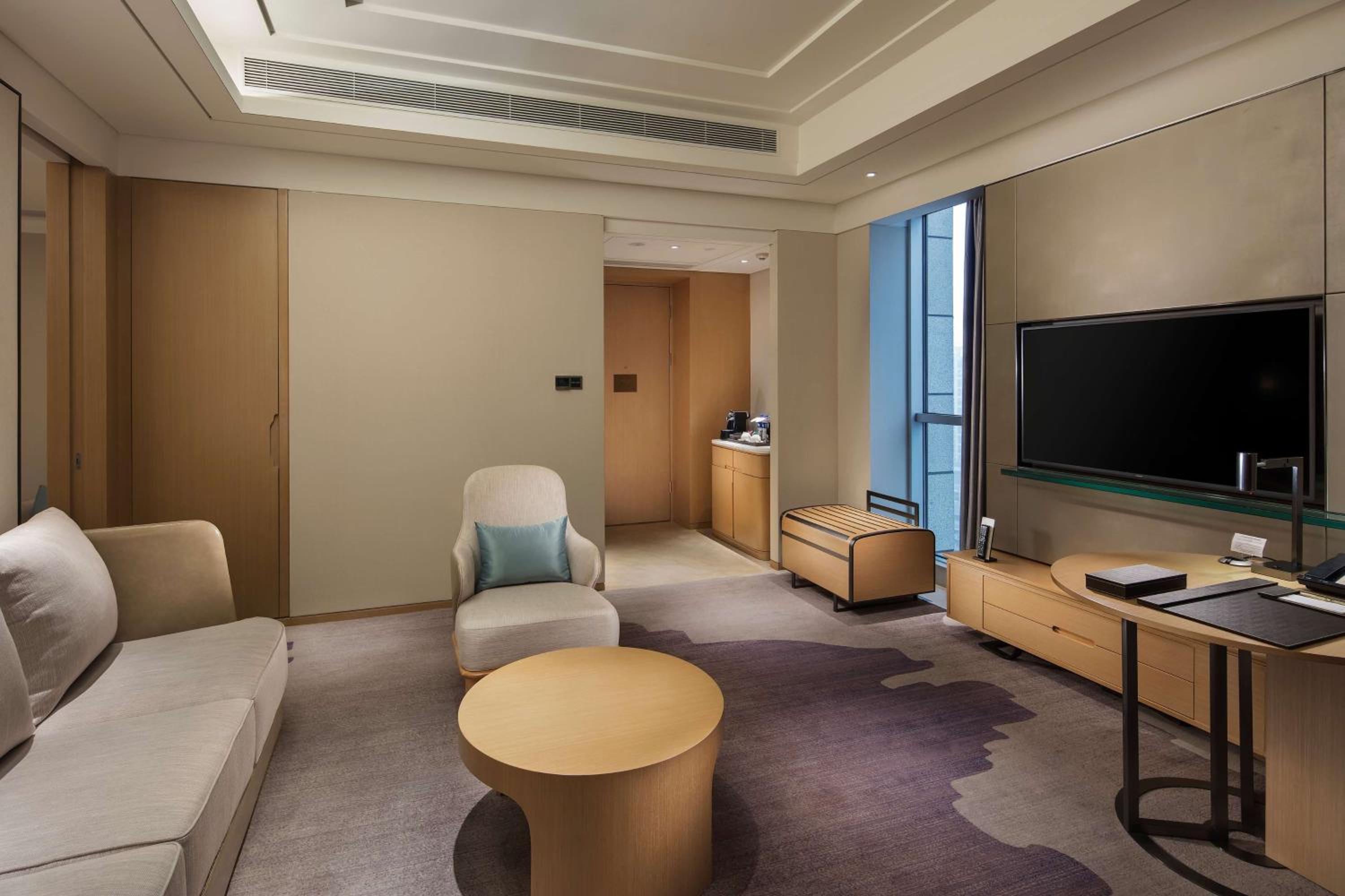 One-Bedroom Deluxe King Suite thumbnail 6