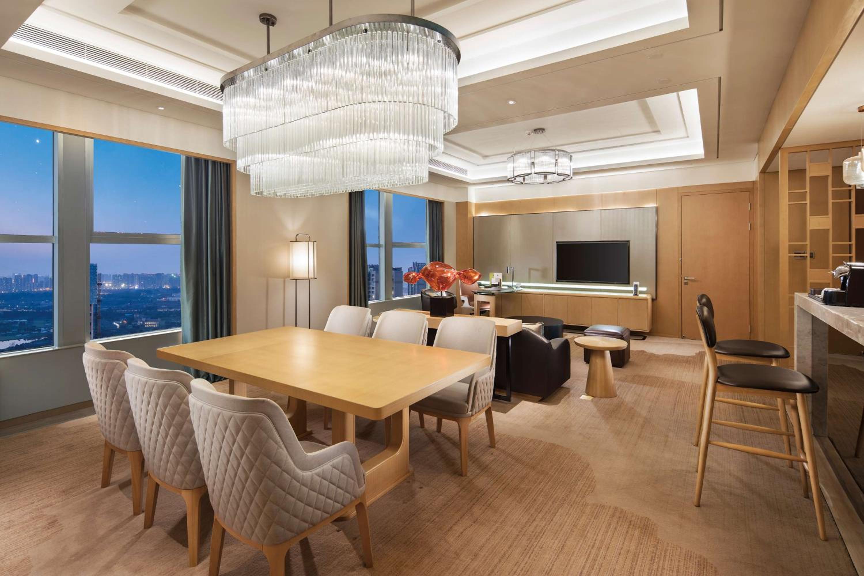 One-Bedroom Executive King Suite thumbnail 6