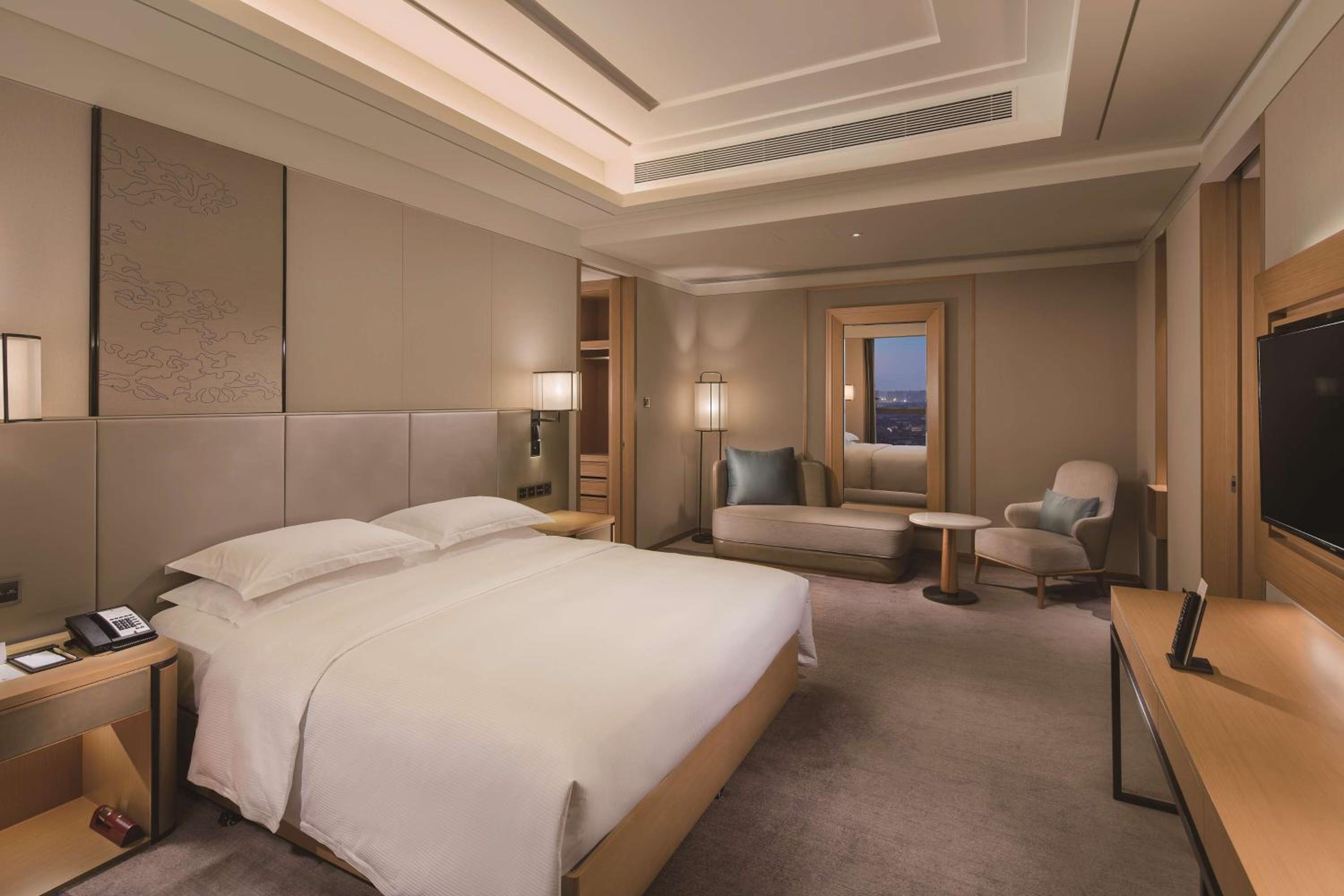 One-Bedroom Deluxe King Suite thumbnail 5