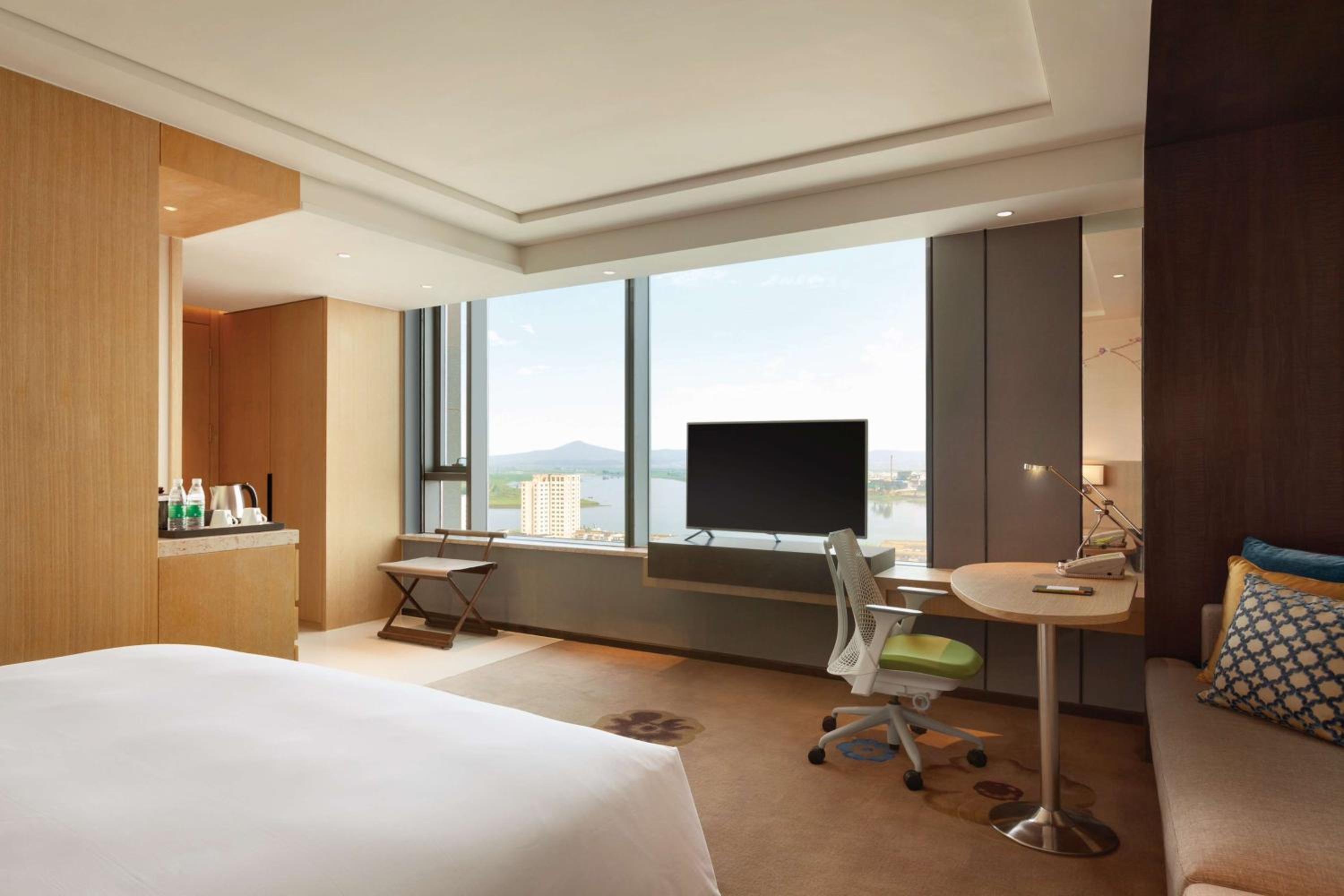 Deluxe King Room with River View photo 2