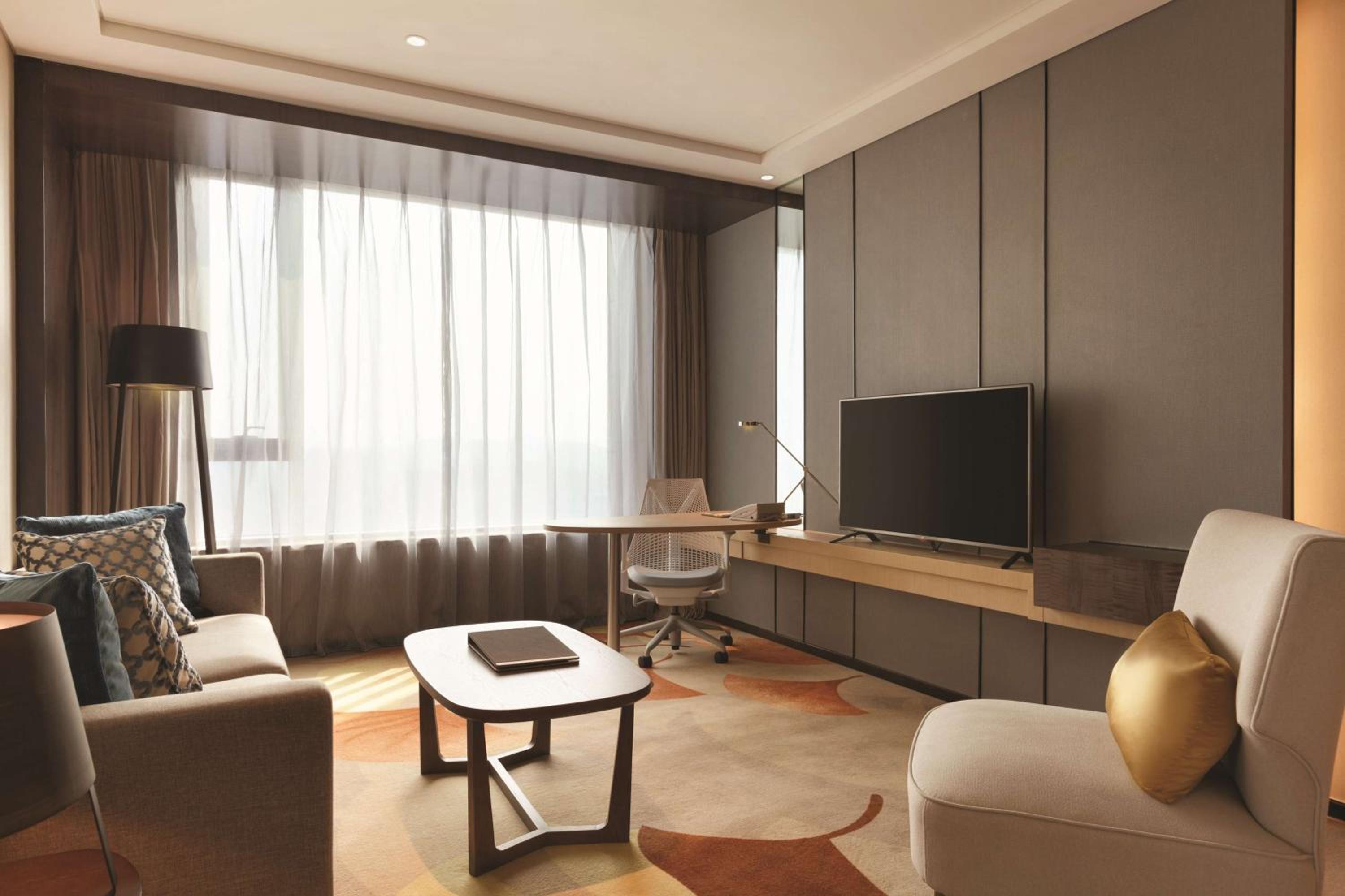 One-Bedroom King Suite with River View photo 1