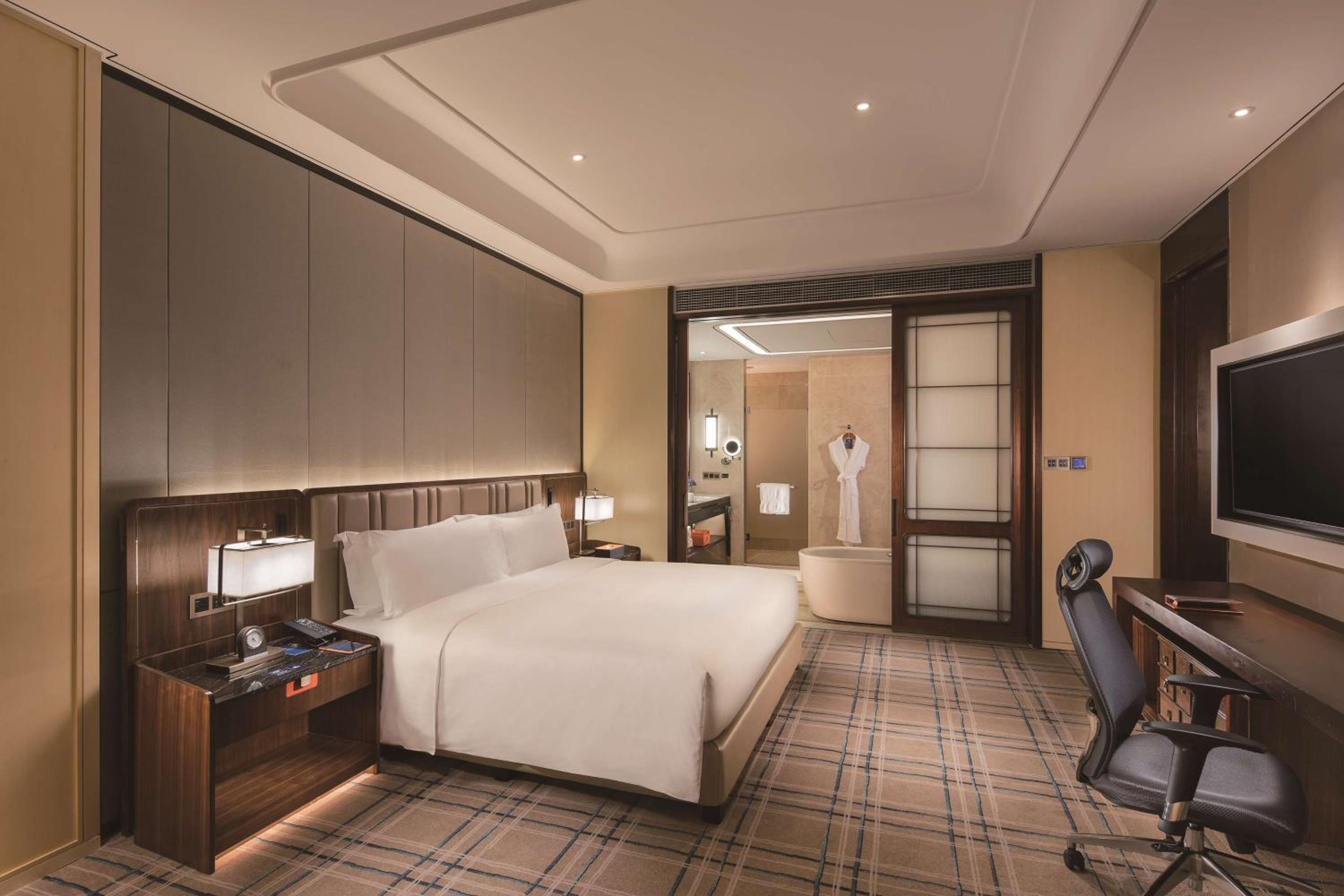 One-Bedroom Deluxe King Suite