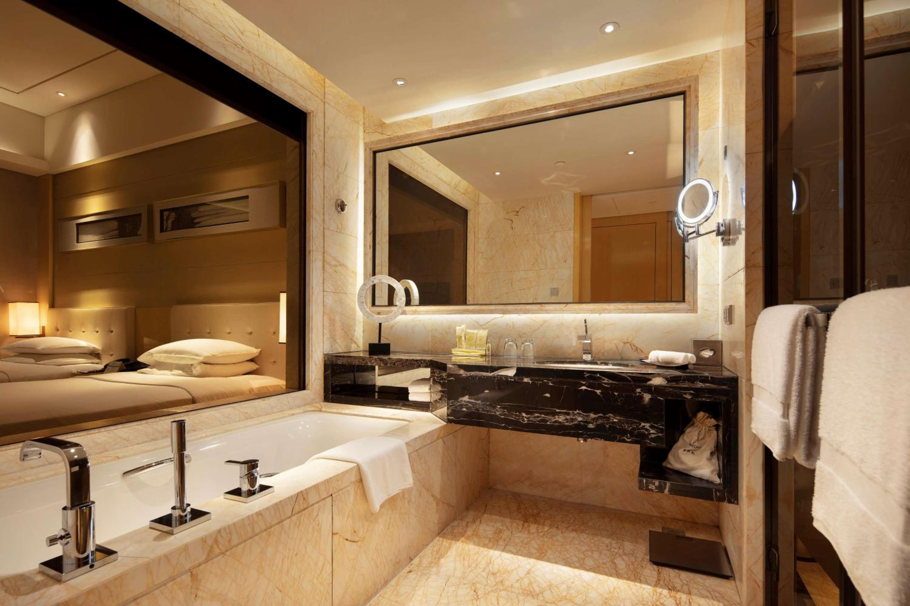 Deluxe Twin Room with Harbor View - Photo 4