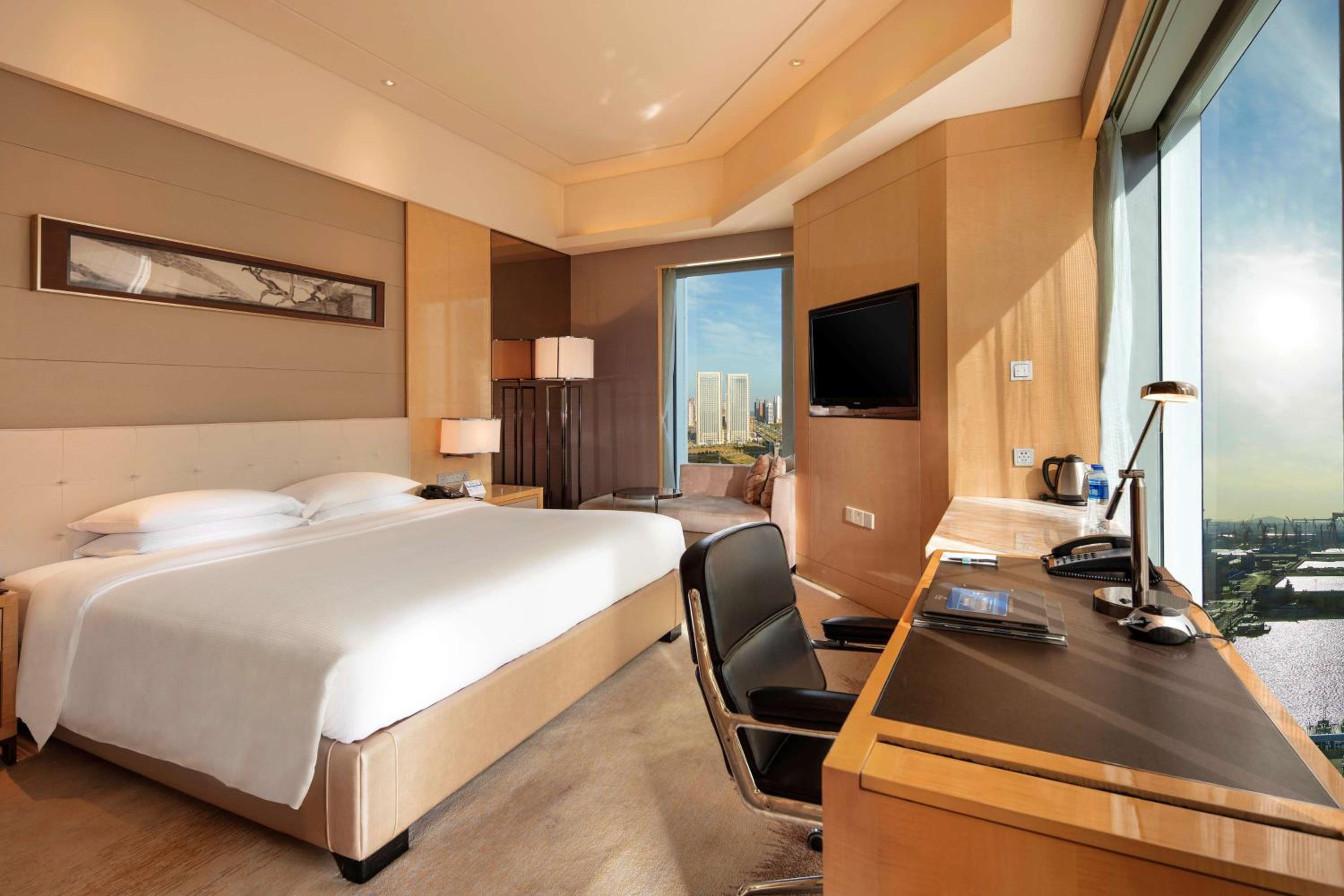 Deluxe Corner King Room - Photo 1
