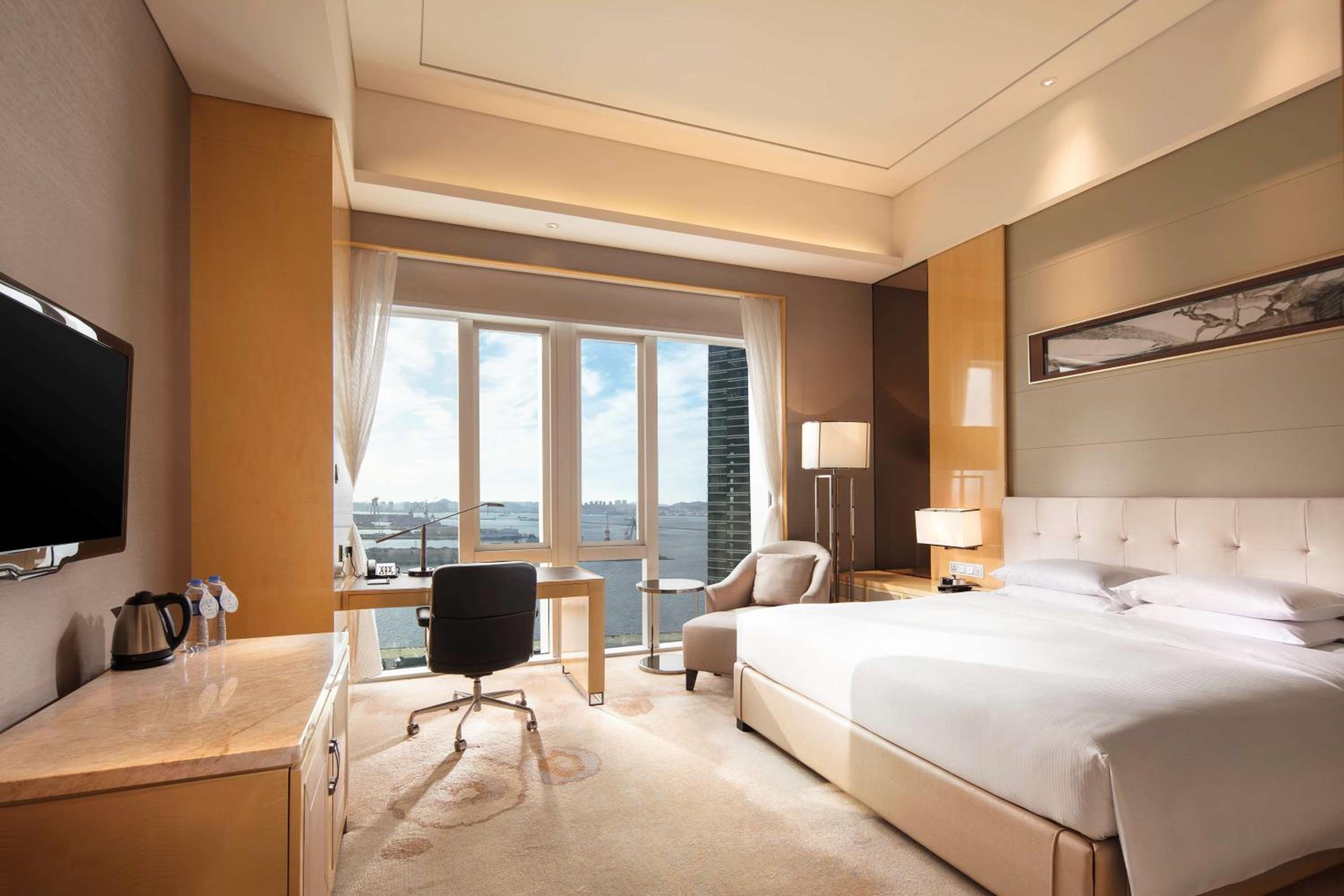 Deluxe King Room with Harbor View - Photo 1