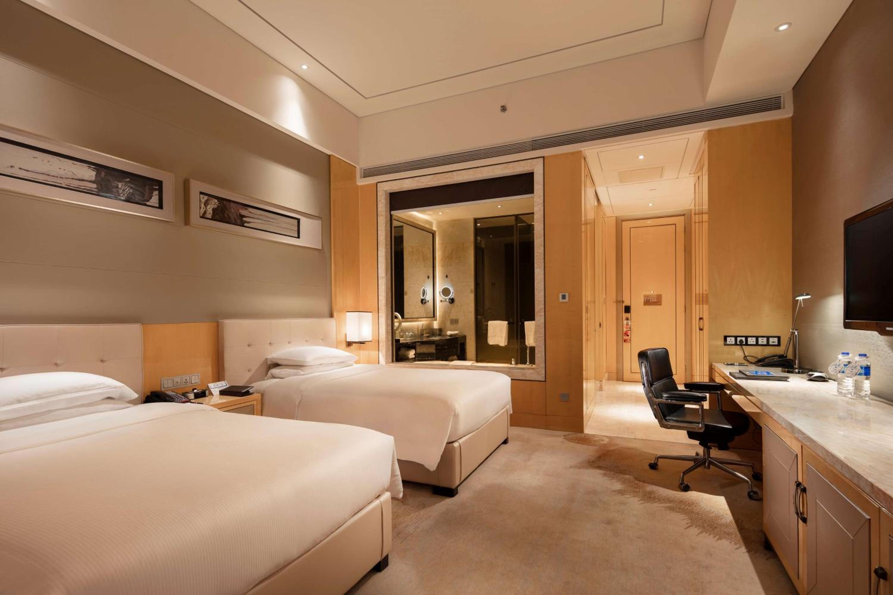 Deluxe Twin Room with Harbor View - Photo 1