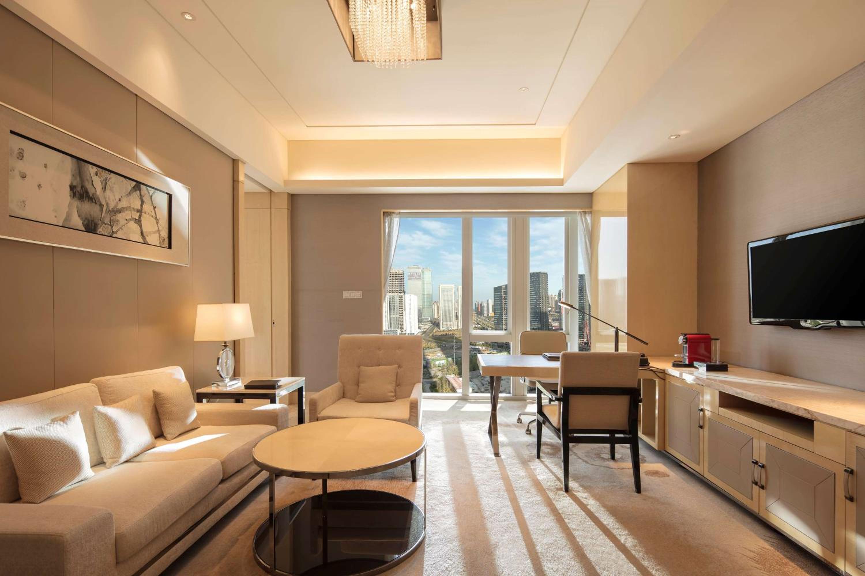 King Suite with Lounge Access - Photo 2
