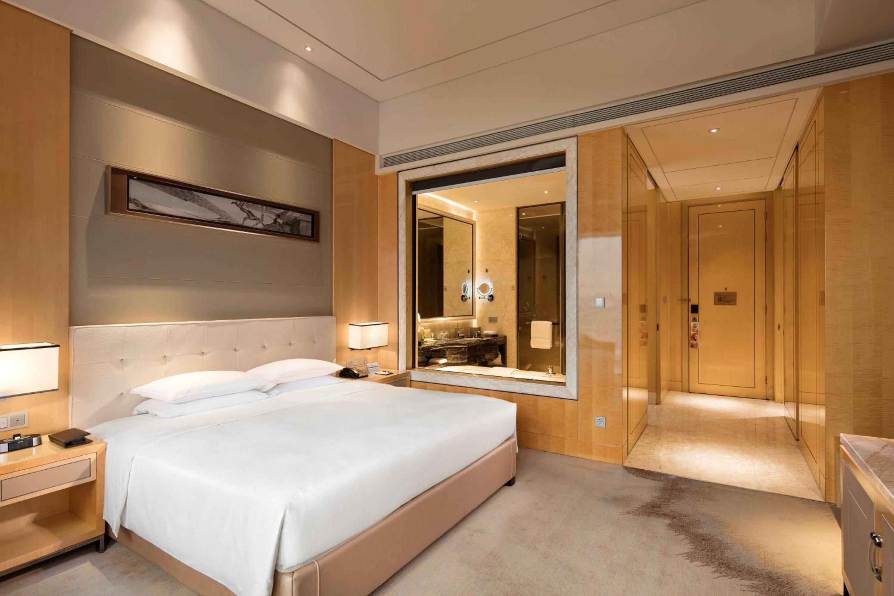 Deluxe King Room with Harbor View - Photo 3