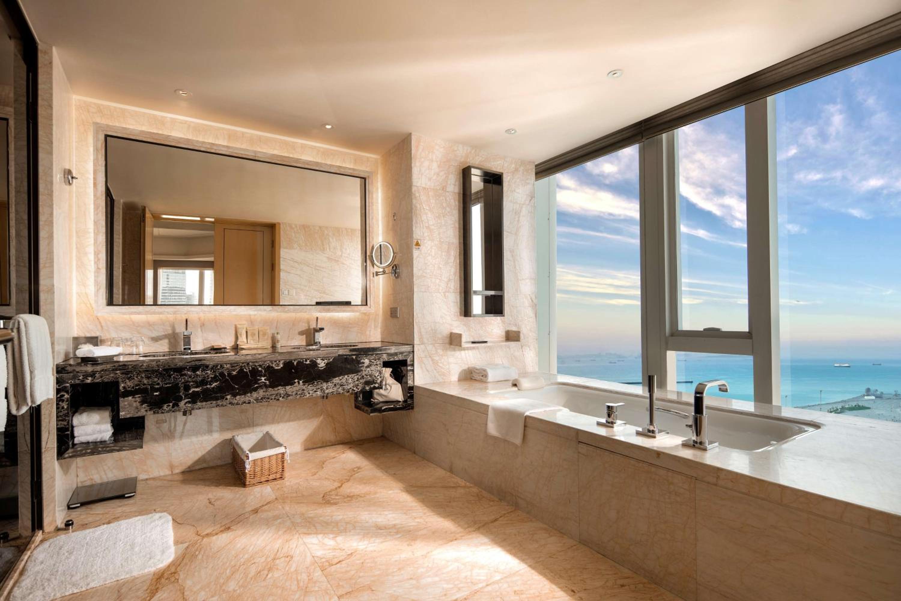 King Suite with Lounge Access - Photo 3