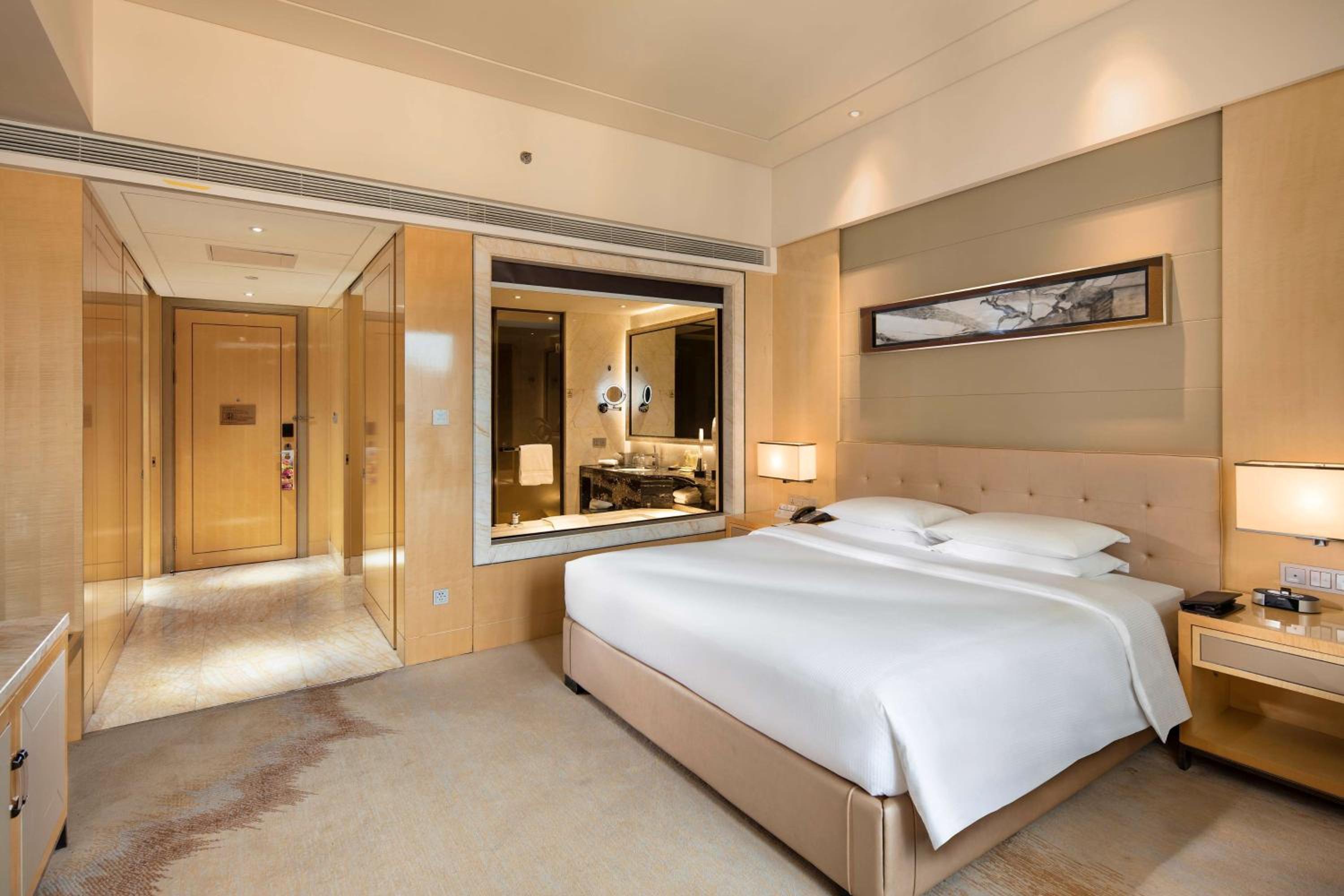 Standard King Room photo 3