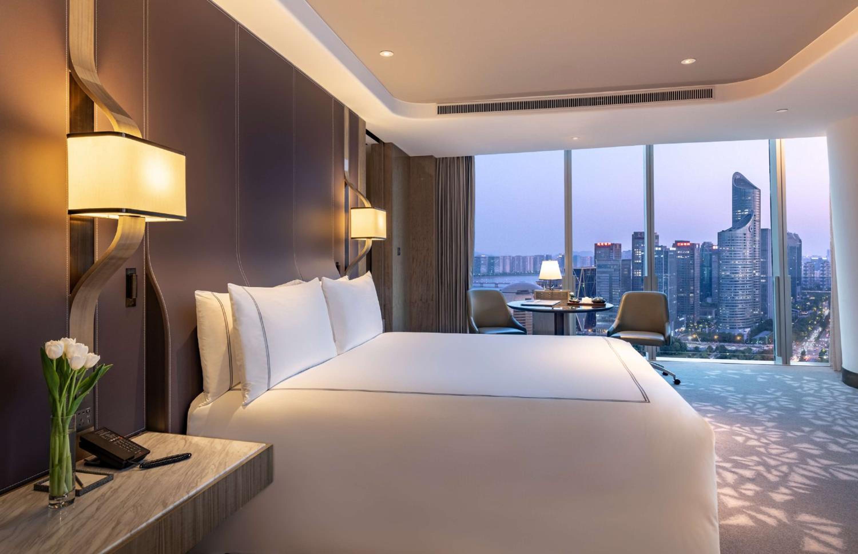 Deluxe King Room with View - Photo 4