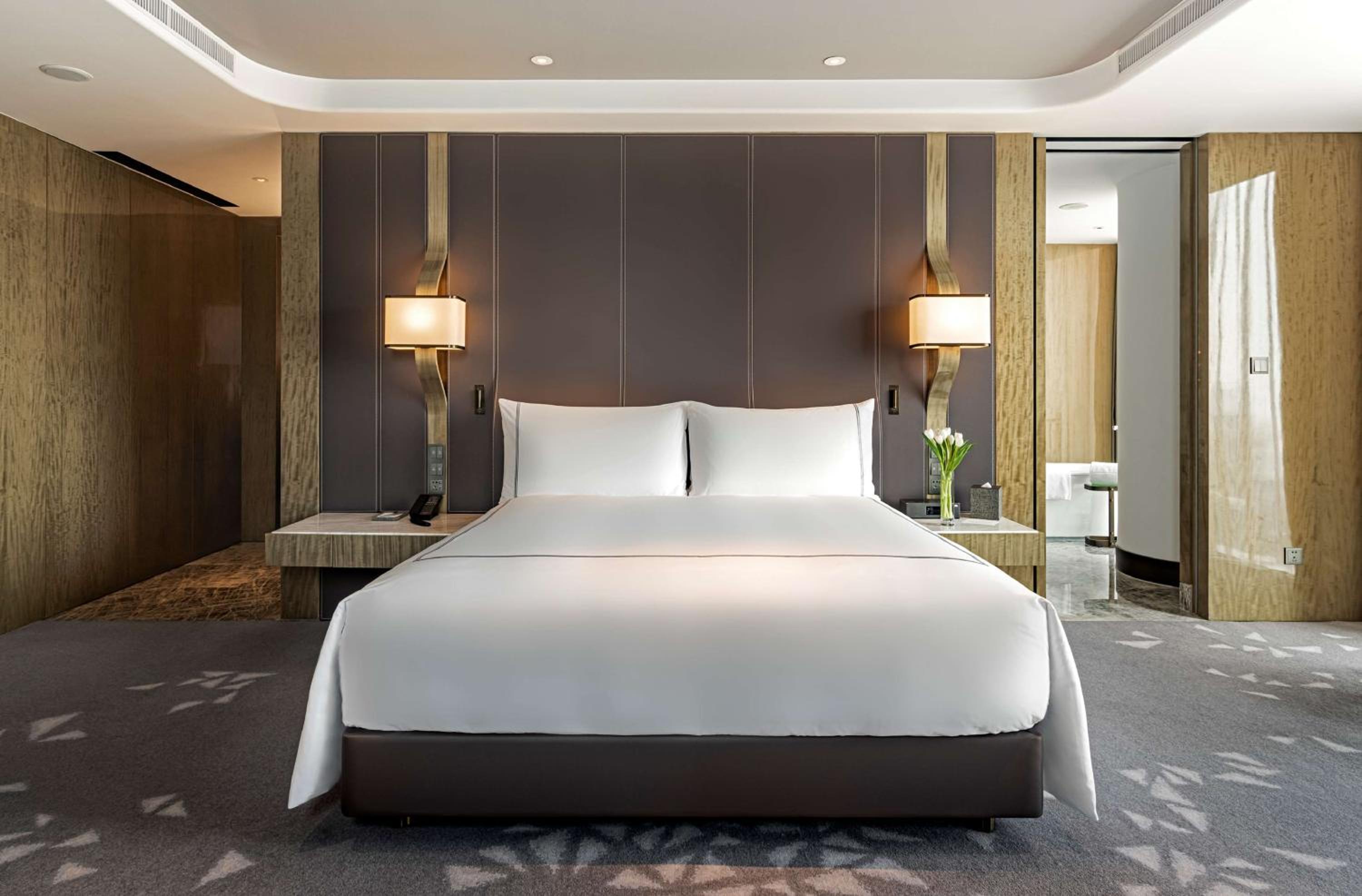 Deluxe King Room - Photo 1