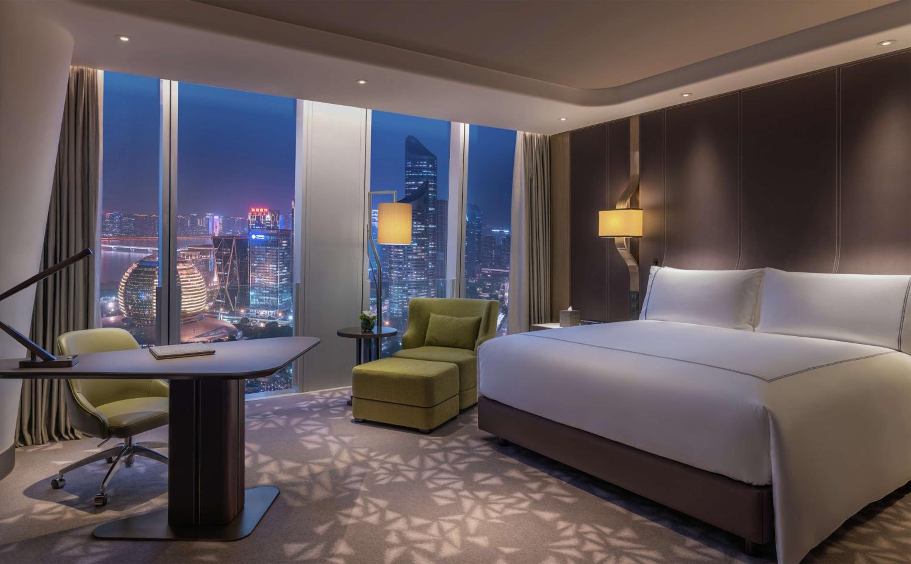 Deluxe King Room with View - Photo 2