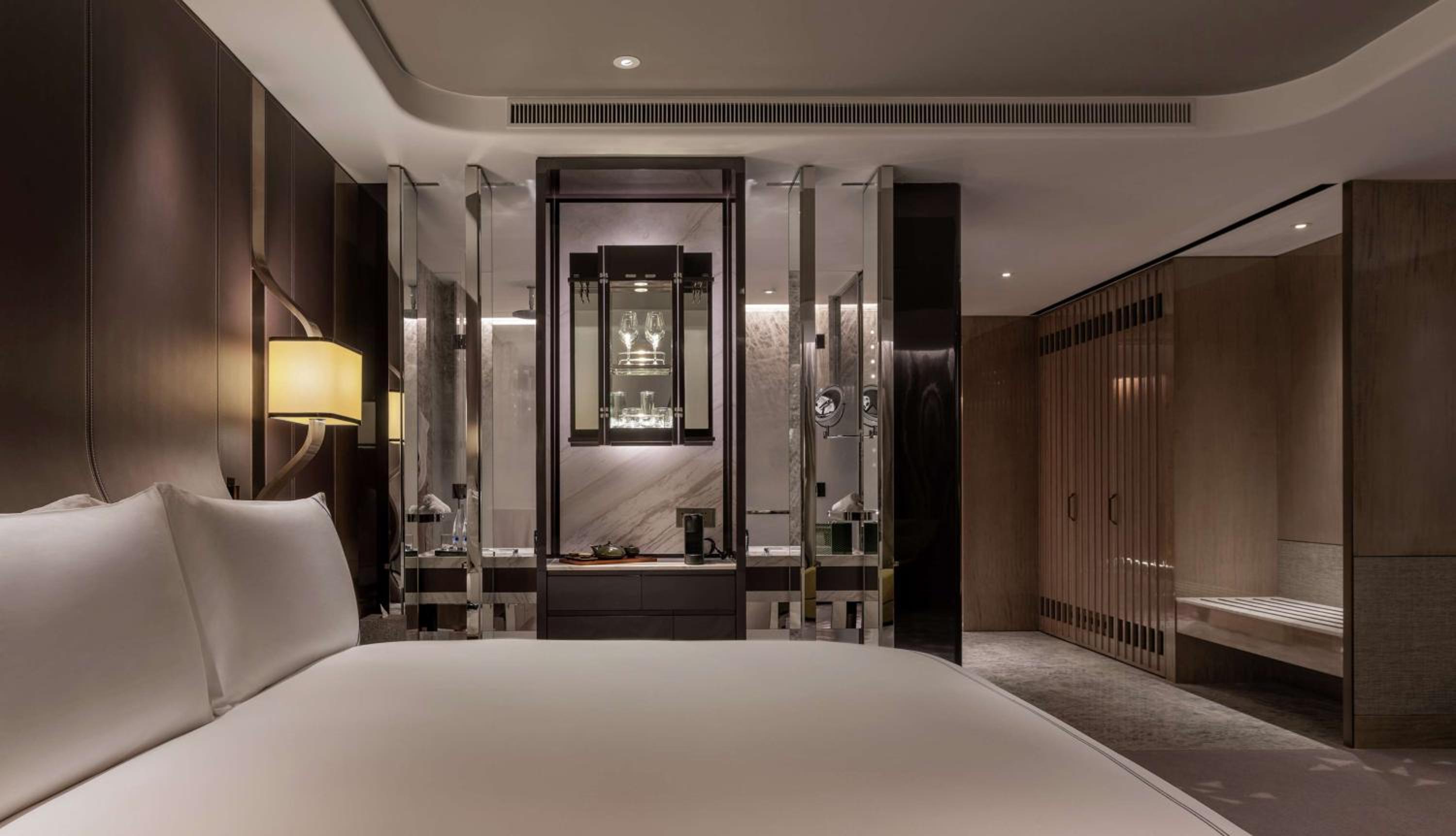 Deluxe King Room - Photo 2