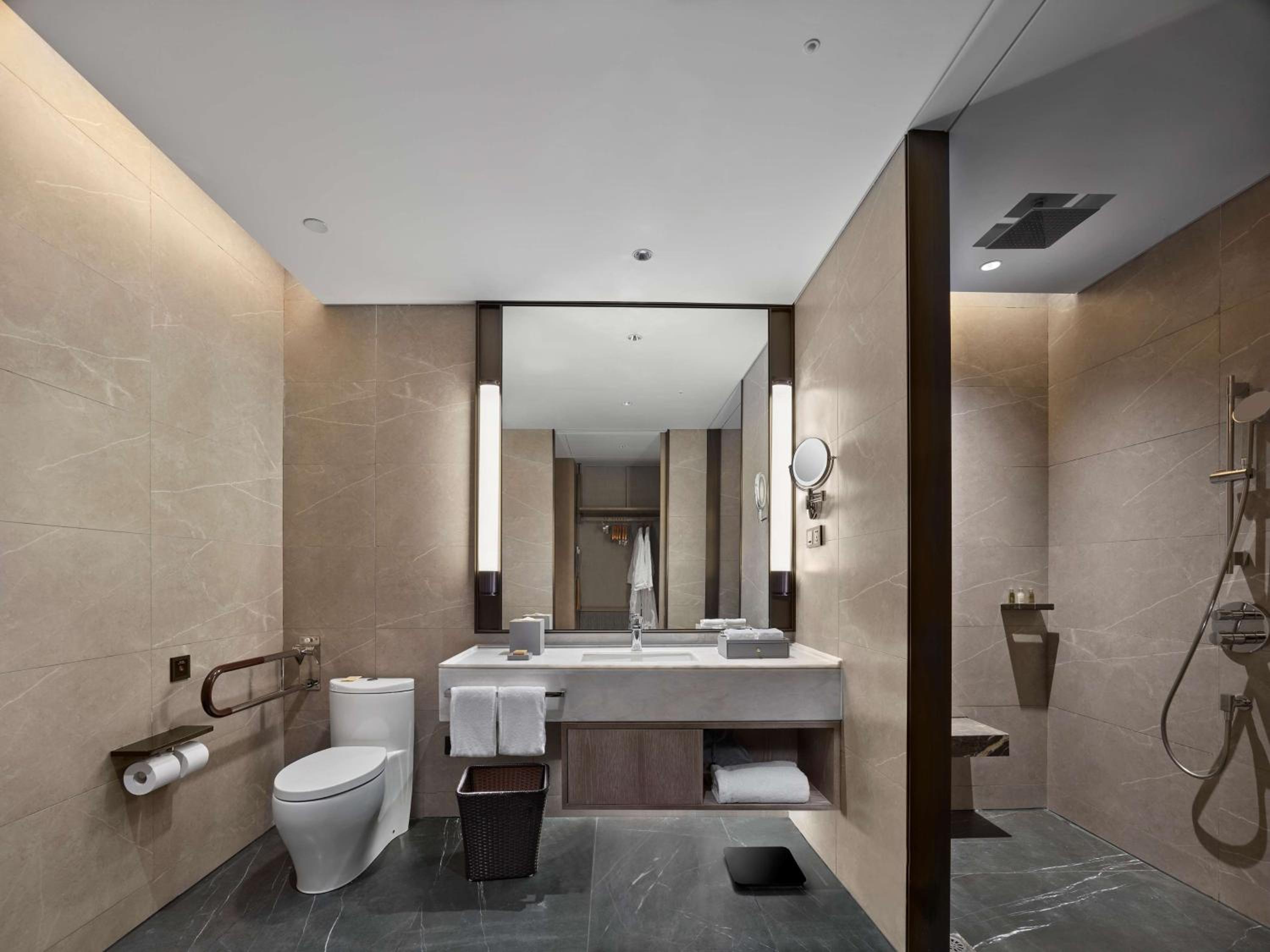 King Room - Mobility Accessible  - Photo 4
