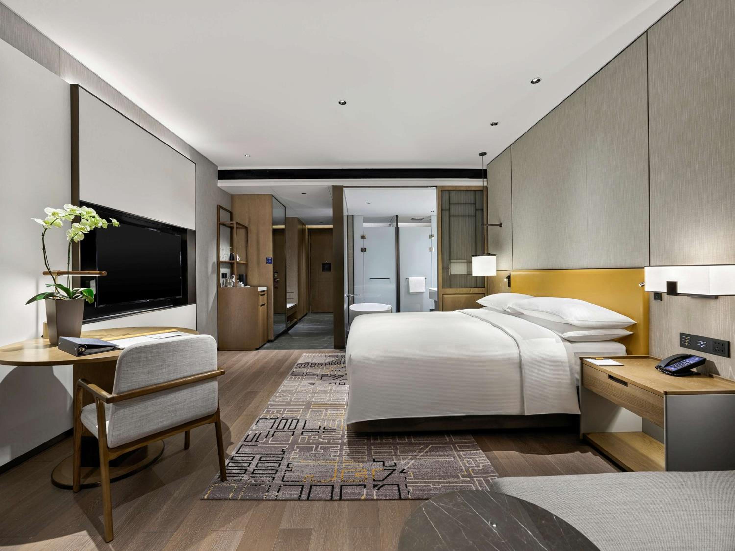 Deluxe King Room - Photo 3