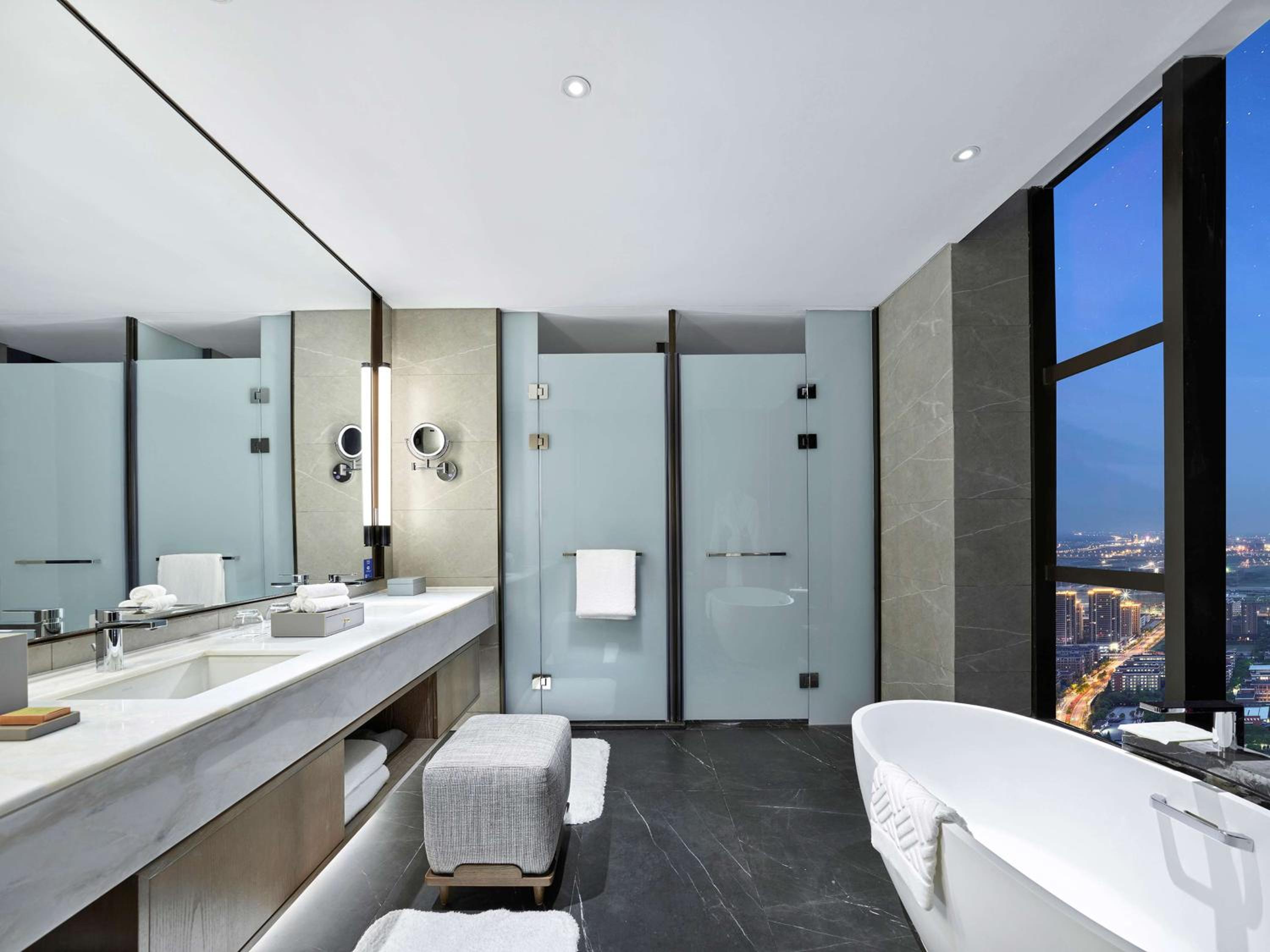 Executive King Suite - Photo 3