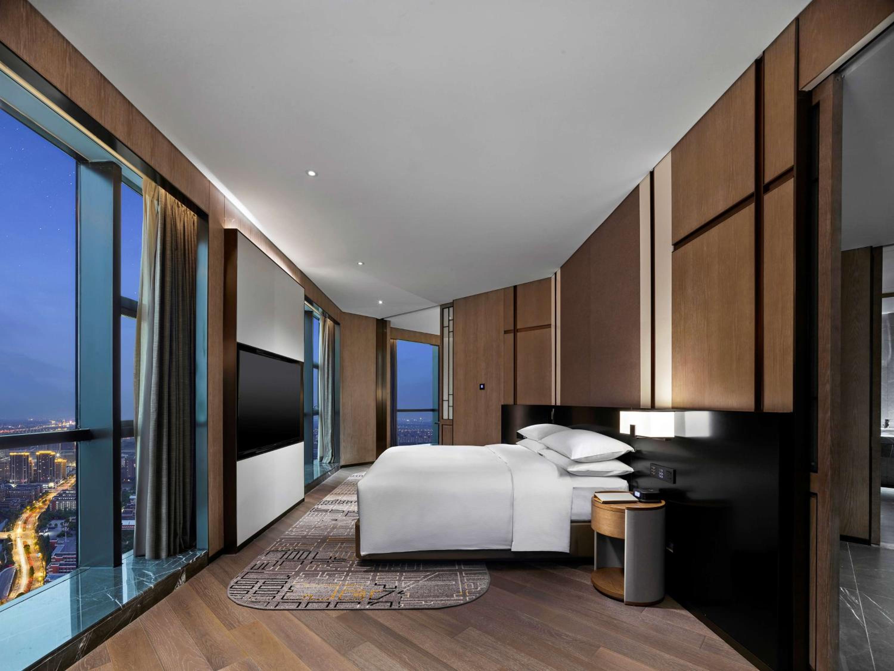 Executive King Suite - Photo 4