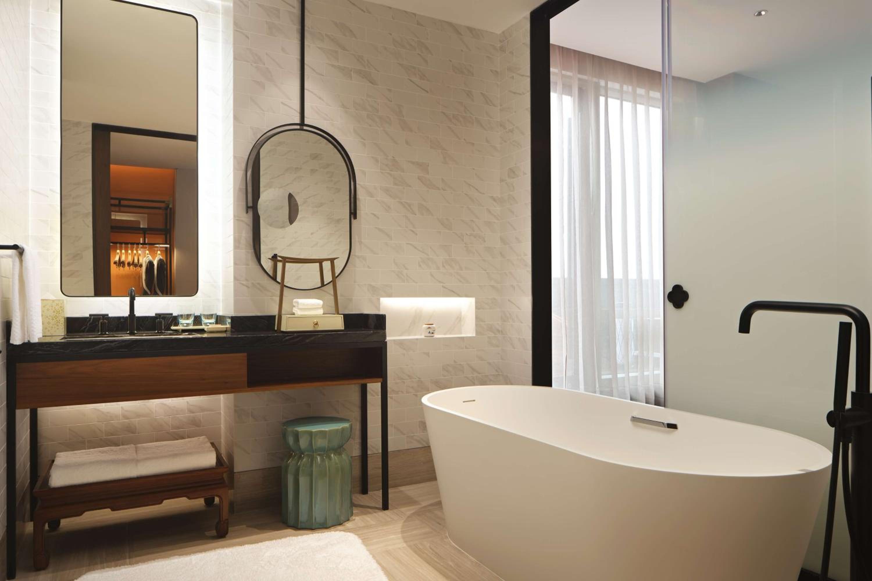 Deluxe King Room with Lake View - Photo 3