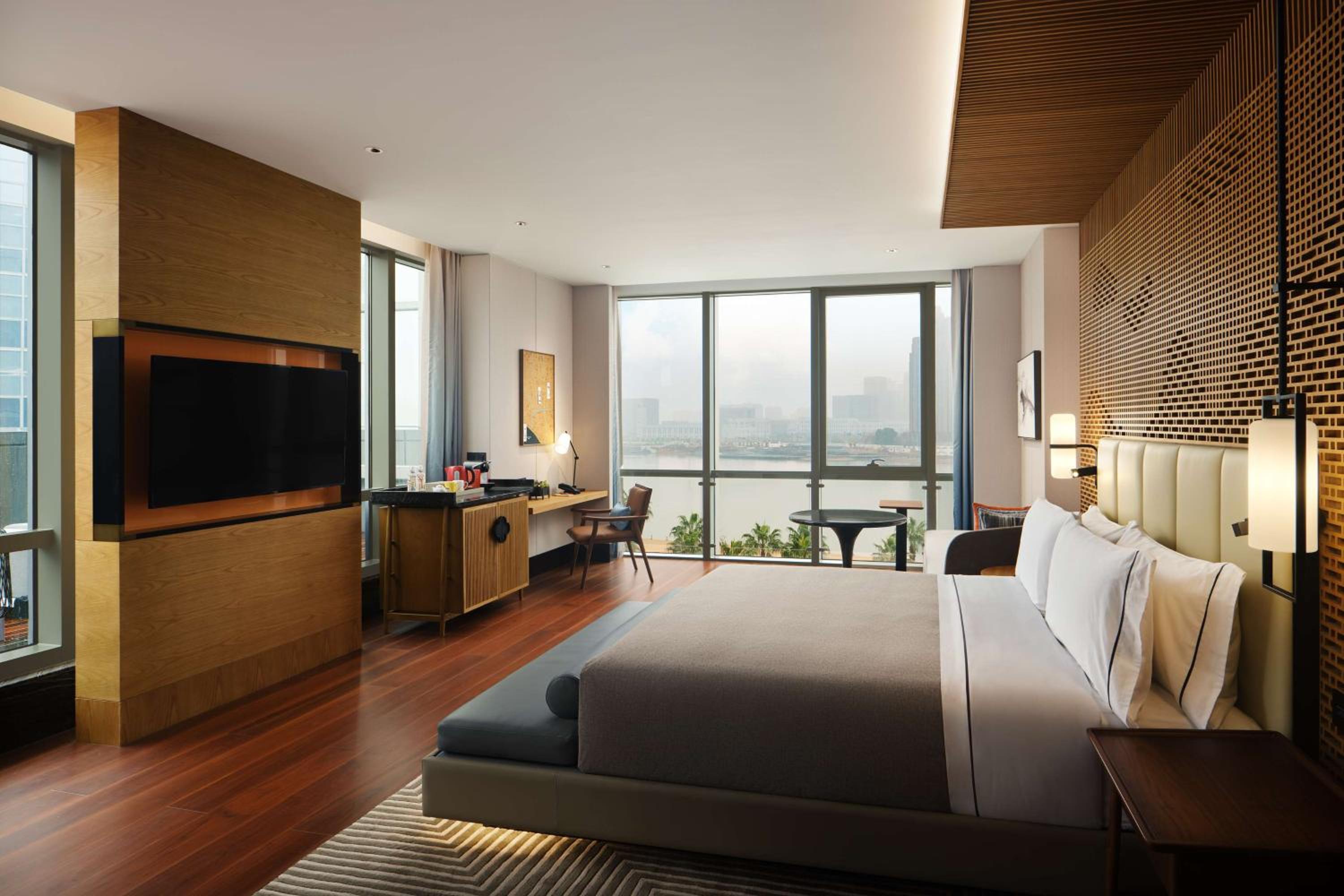 Deluxe King Room with Lake View - Photo 5