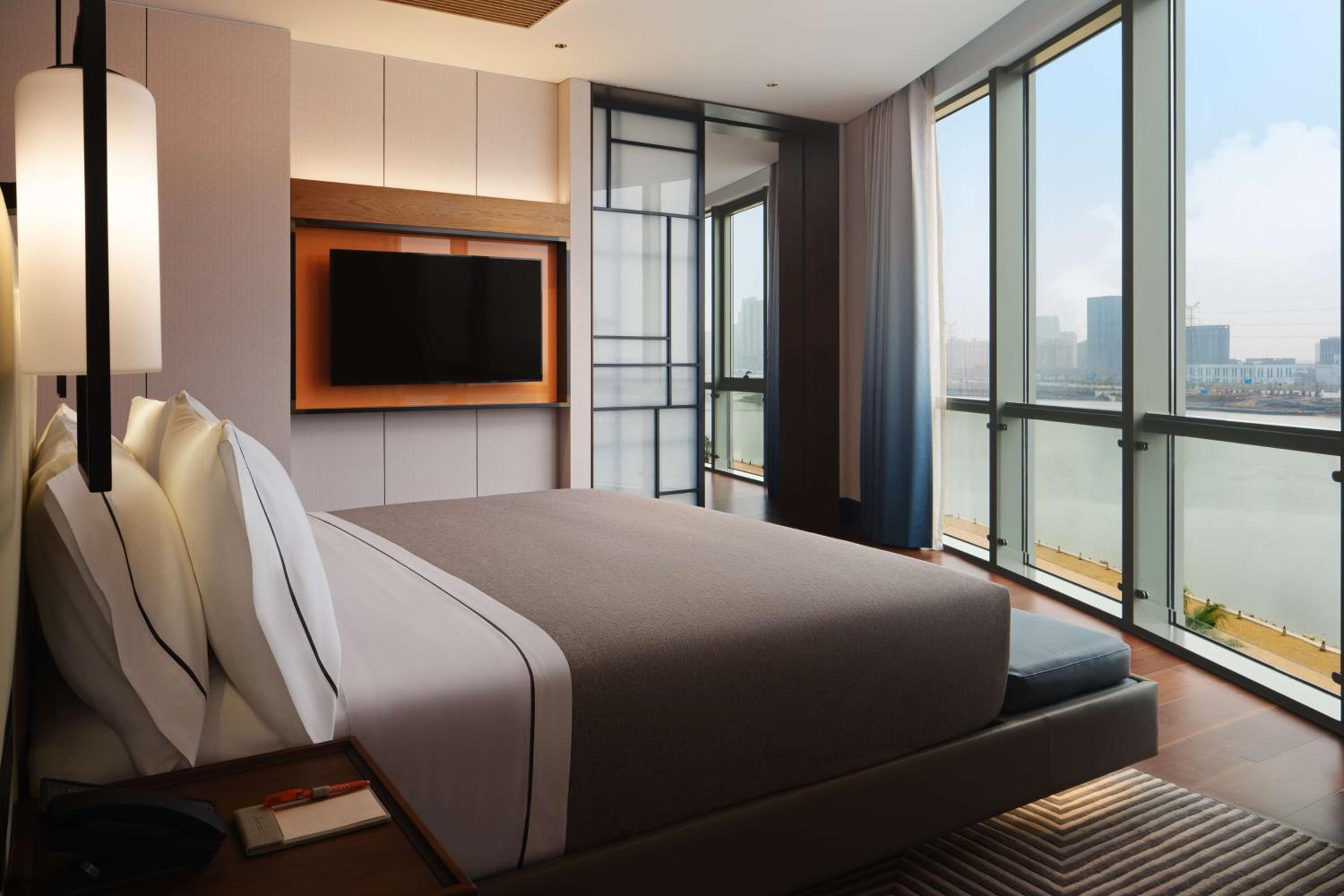 Deluxe King Suite with Lake View