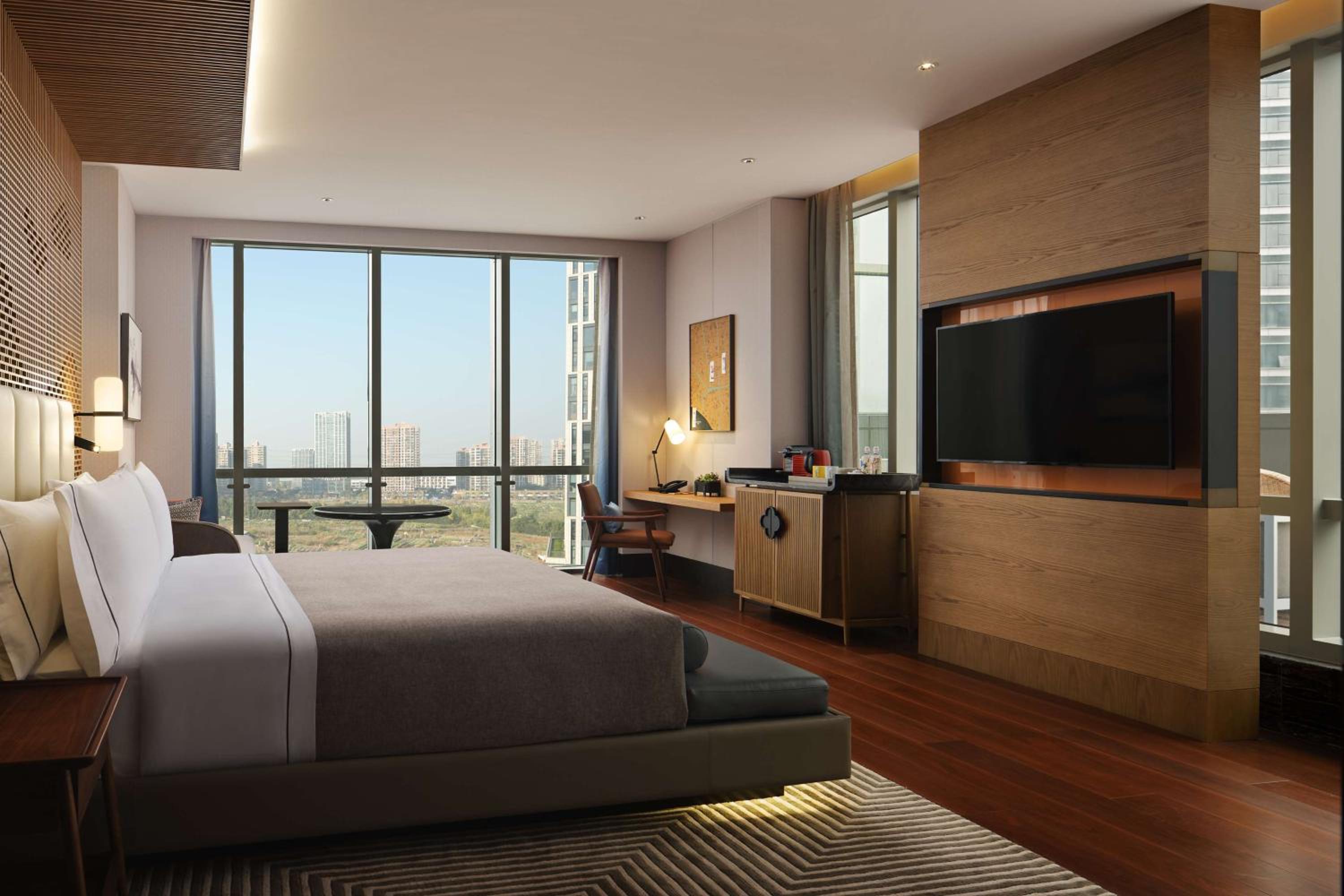 Deluxe King Room with Lake View - Photo 6