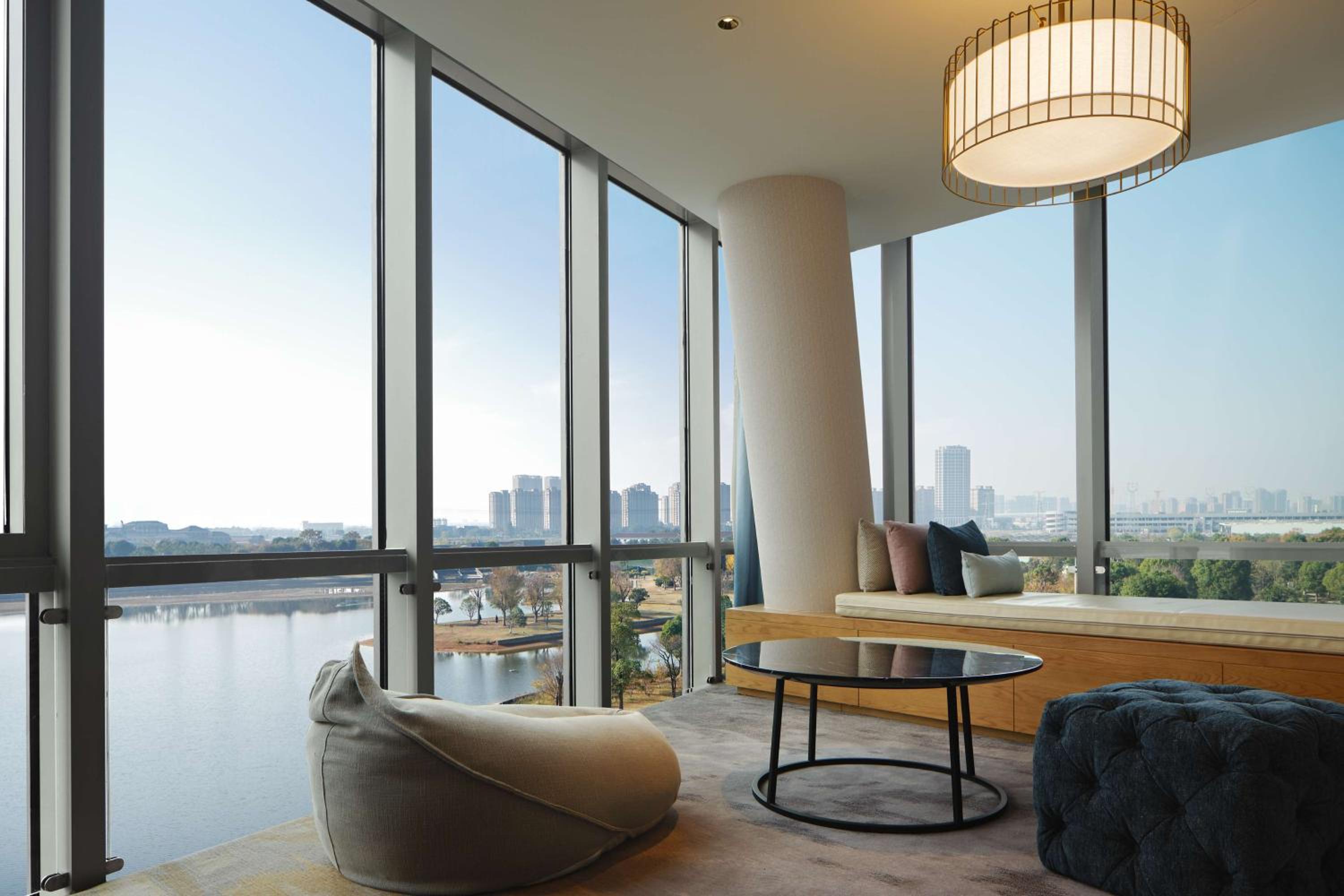 Deluxe King Suite with Lake View thumbnail 5