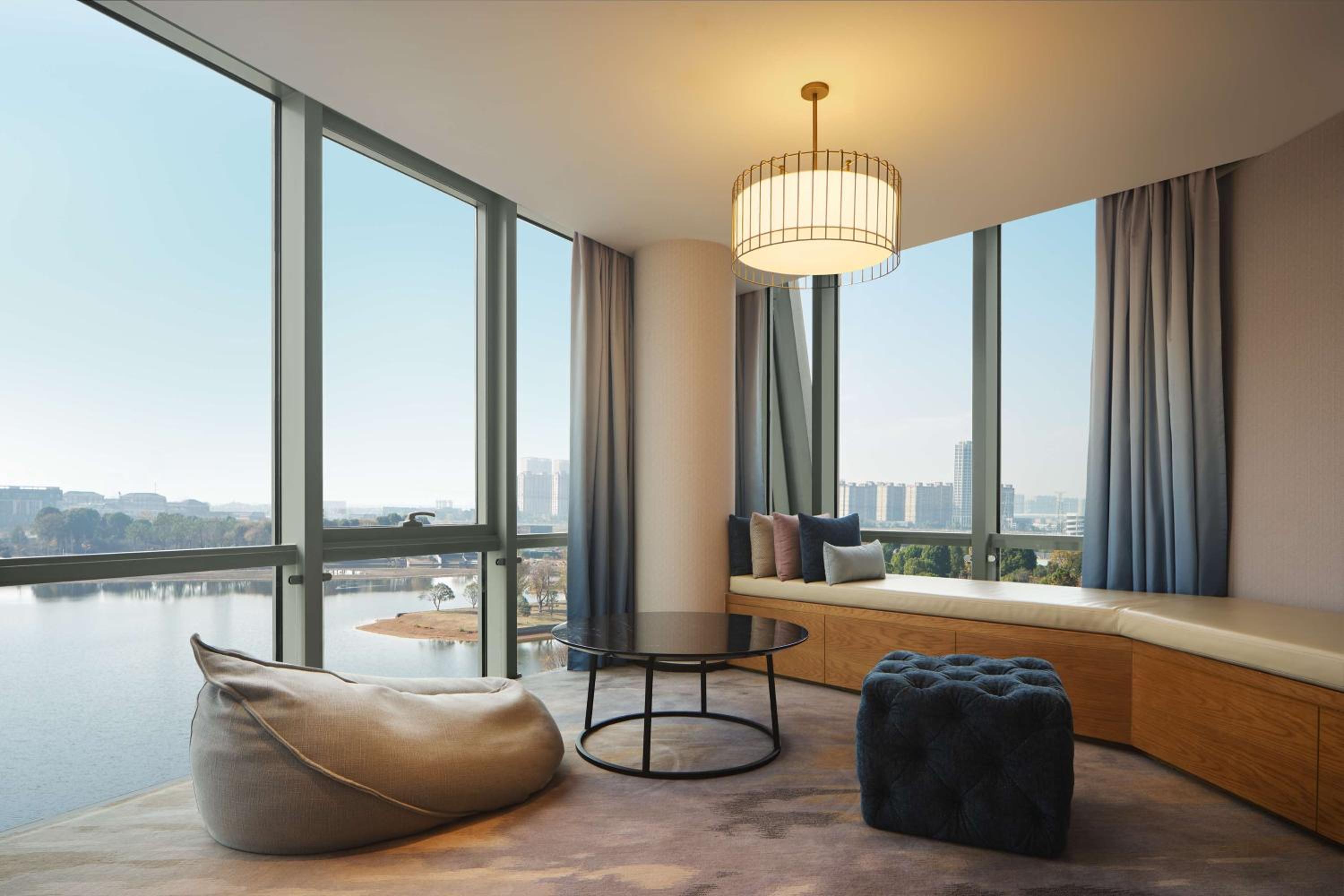 Premium King Suite with Lake View thumbnail 5