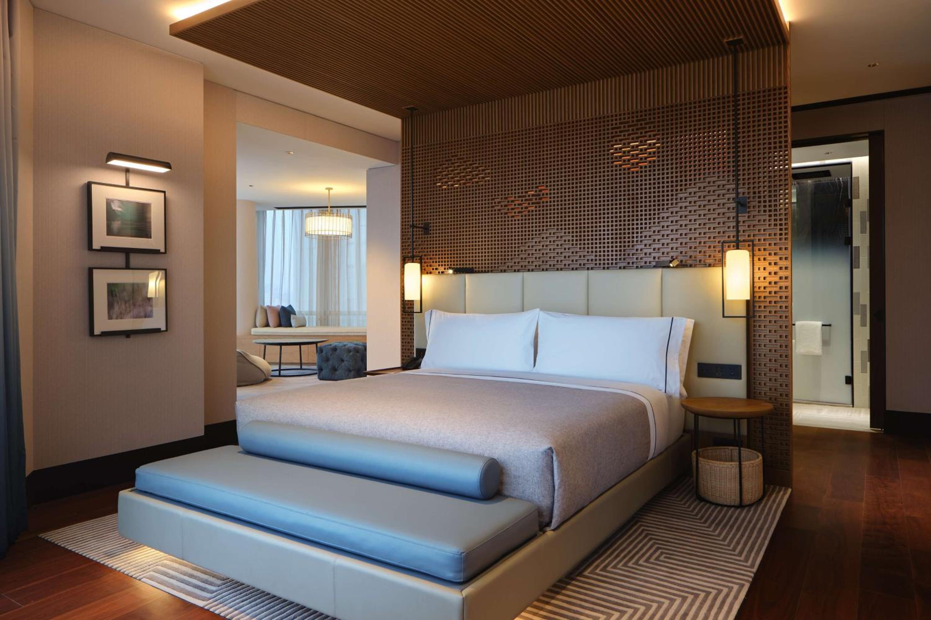 Deluxe King Suite with Lake View