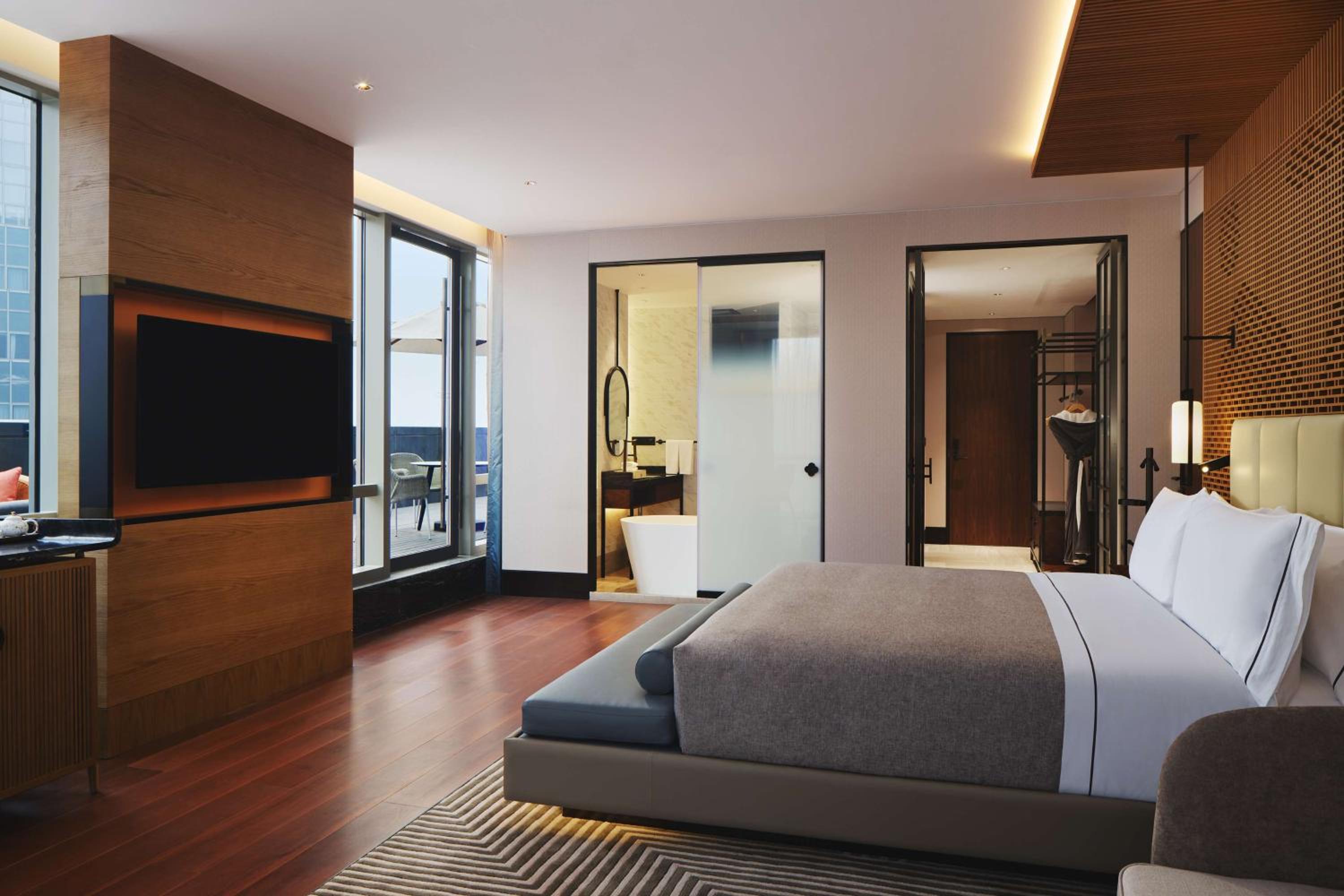 Deluxe King Room with Lake View - Photo 2