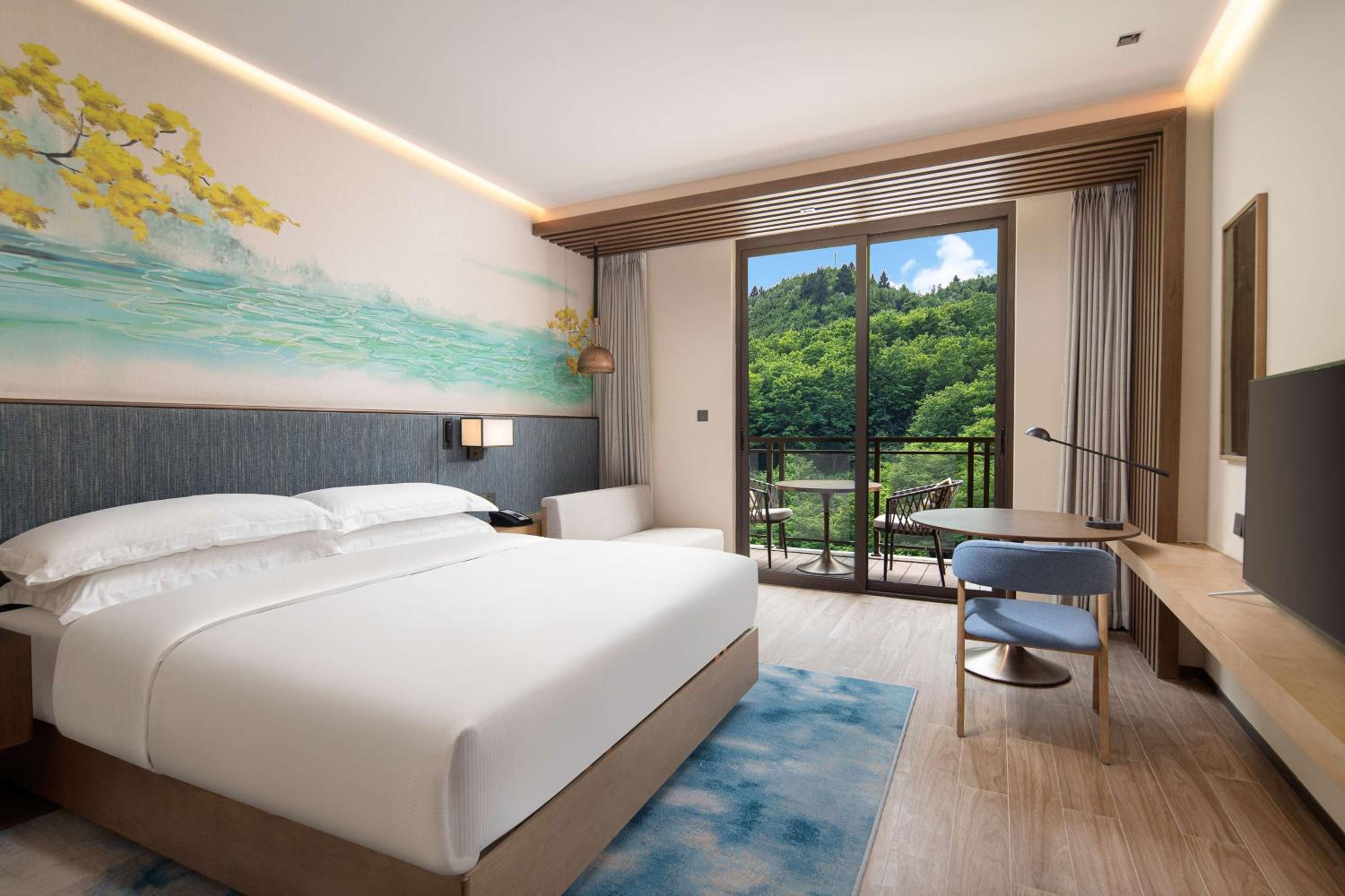 Deluxe King Room with Balcony - Photo 1