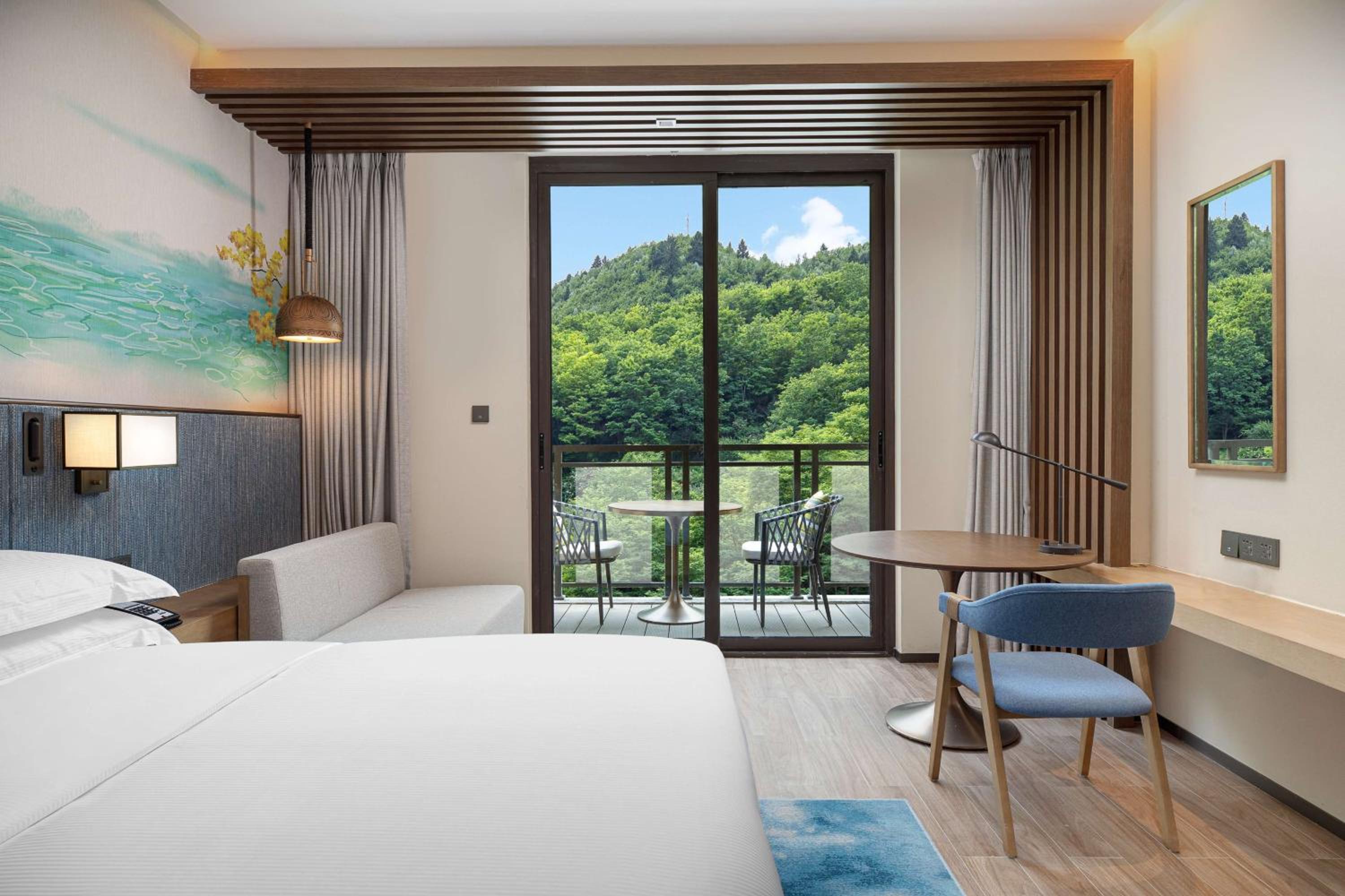 Deluxe King Room with Balcony - Photo 4