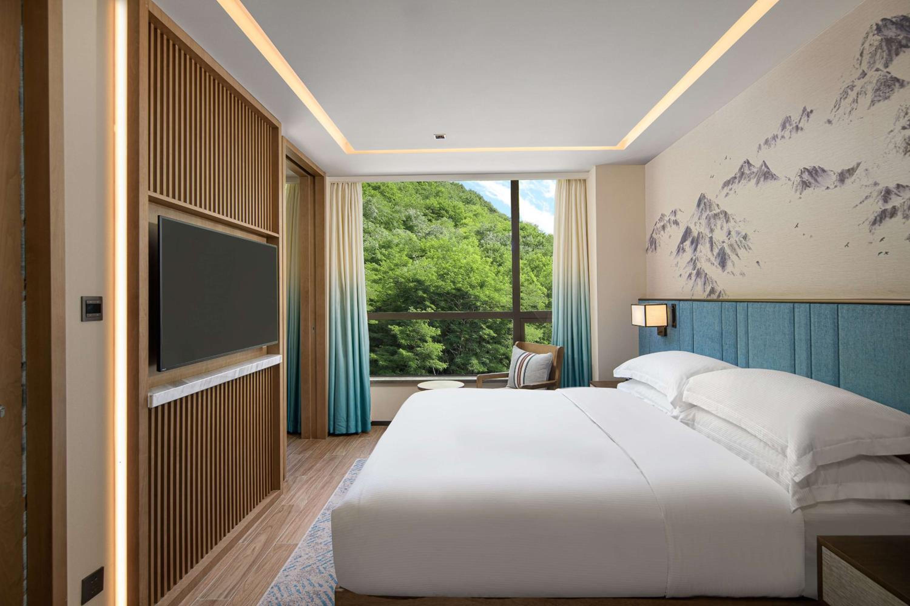 One-Bedroom King Suite - Photo 2