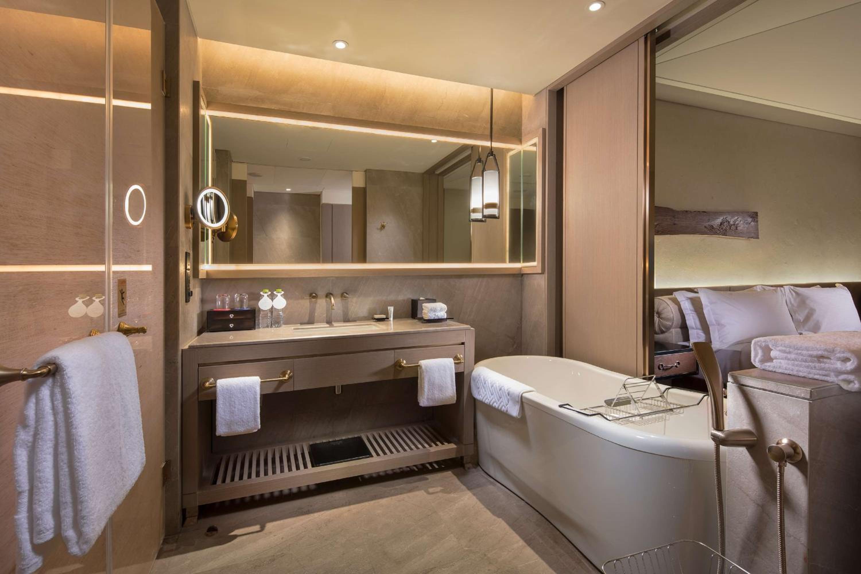 Deluxe King Room with Lake View photo 3