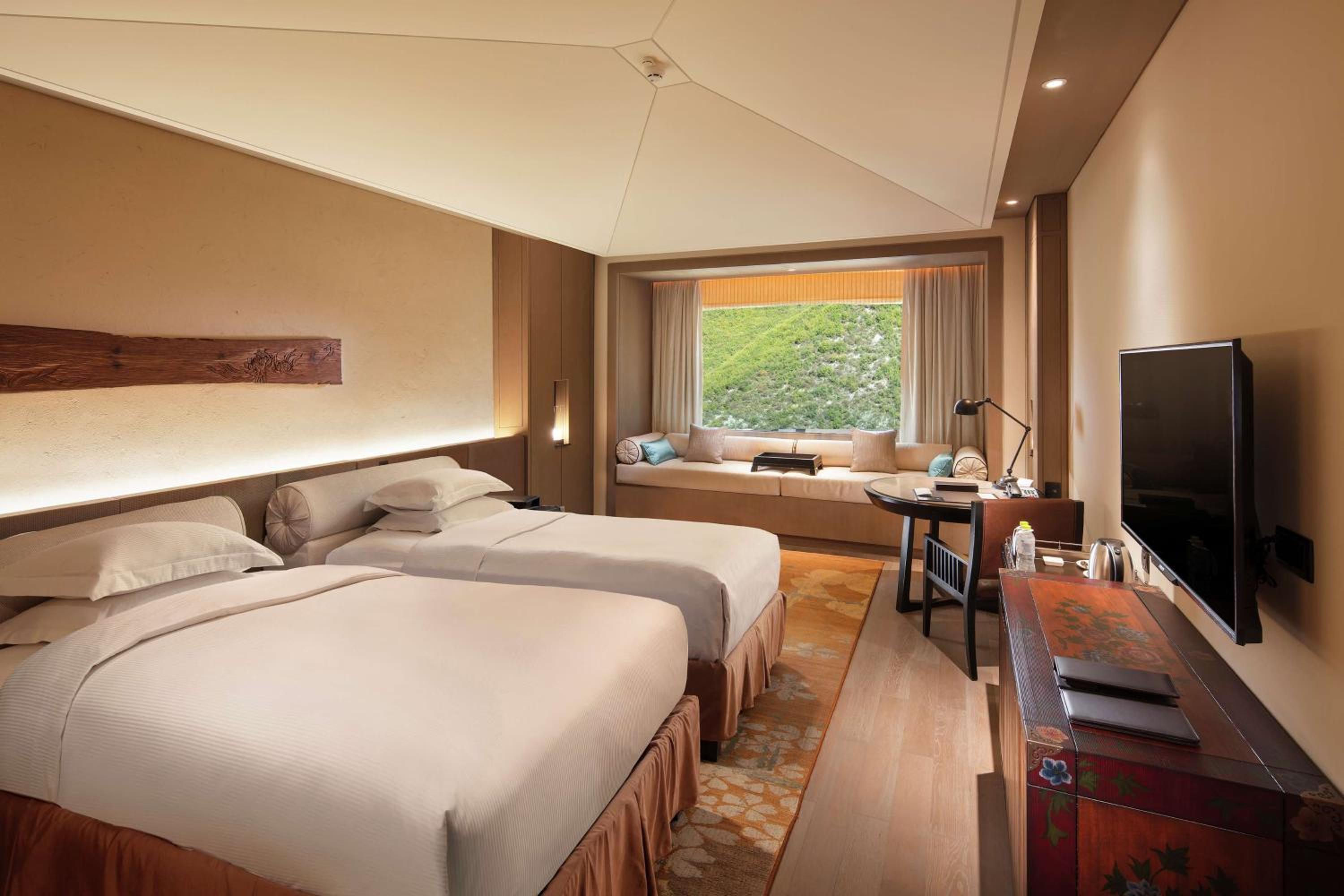 Deluxe Twin Room with Lake View photo 3