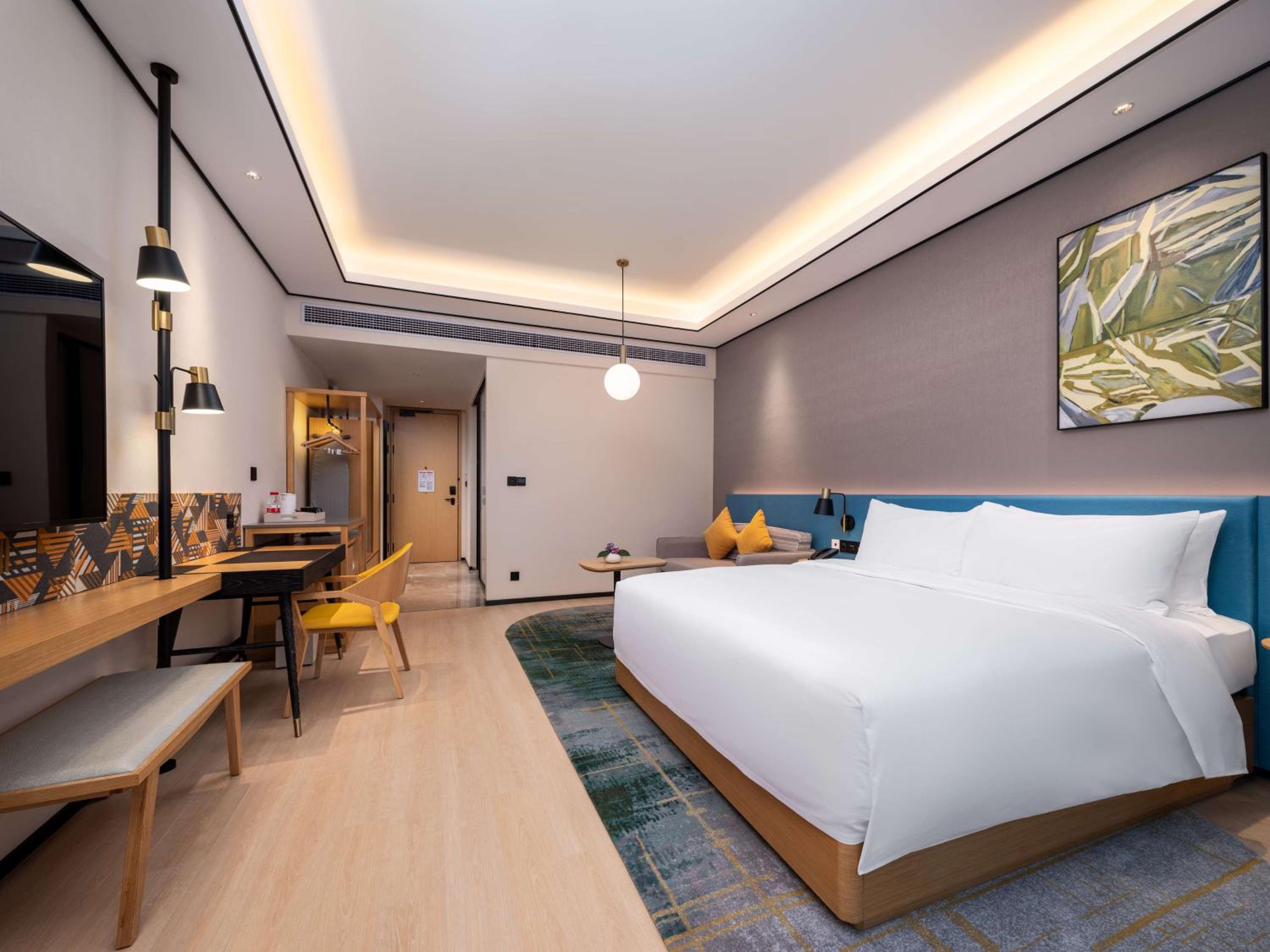 King Room - Mobility Accessible  - Photo 2