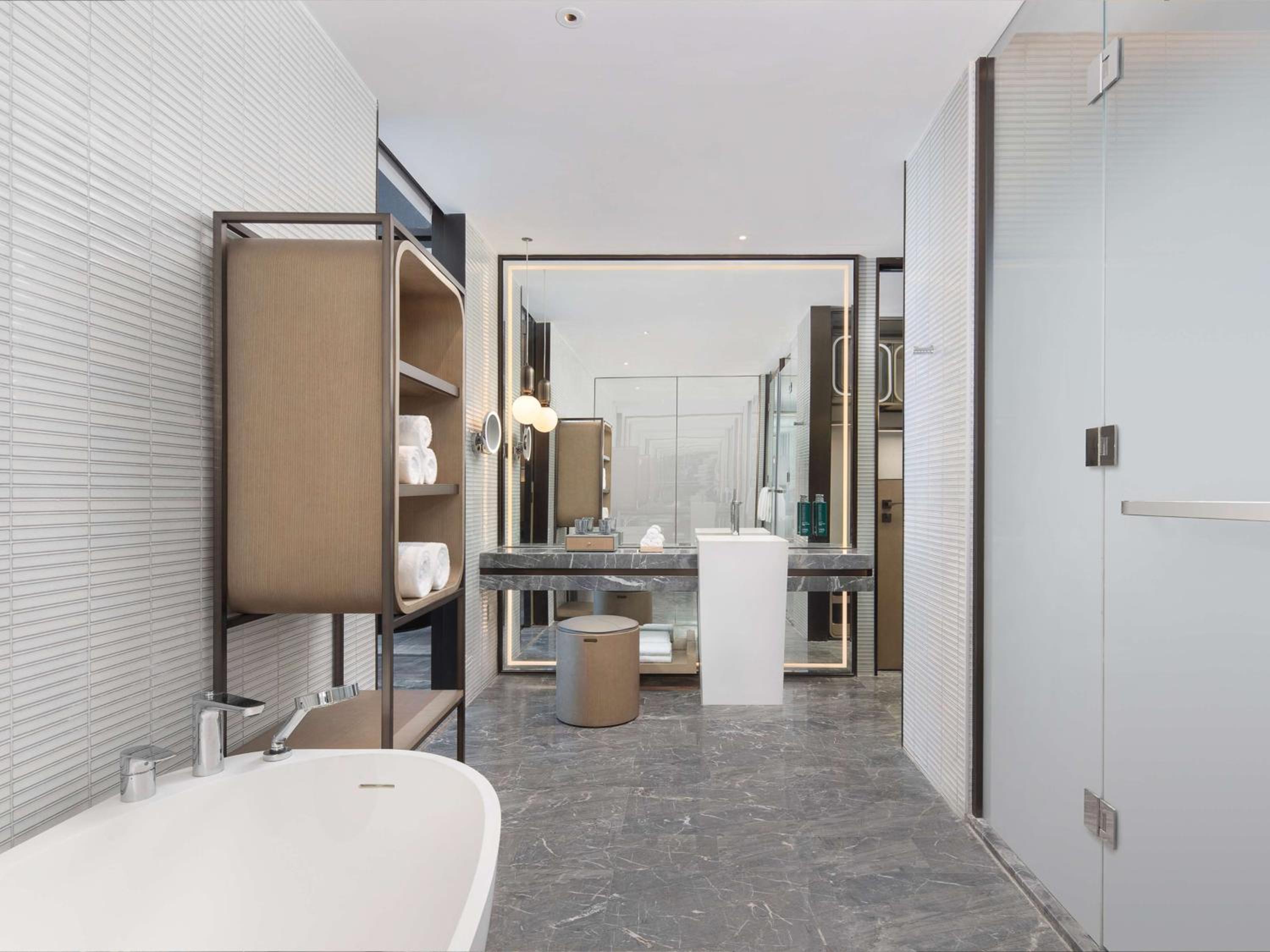 Deluxe King Suite - Photo 3