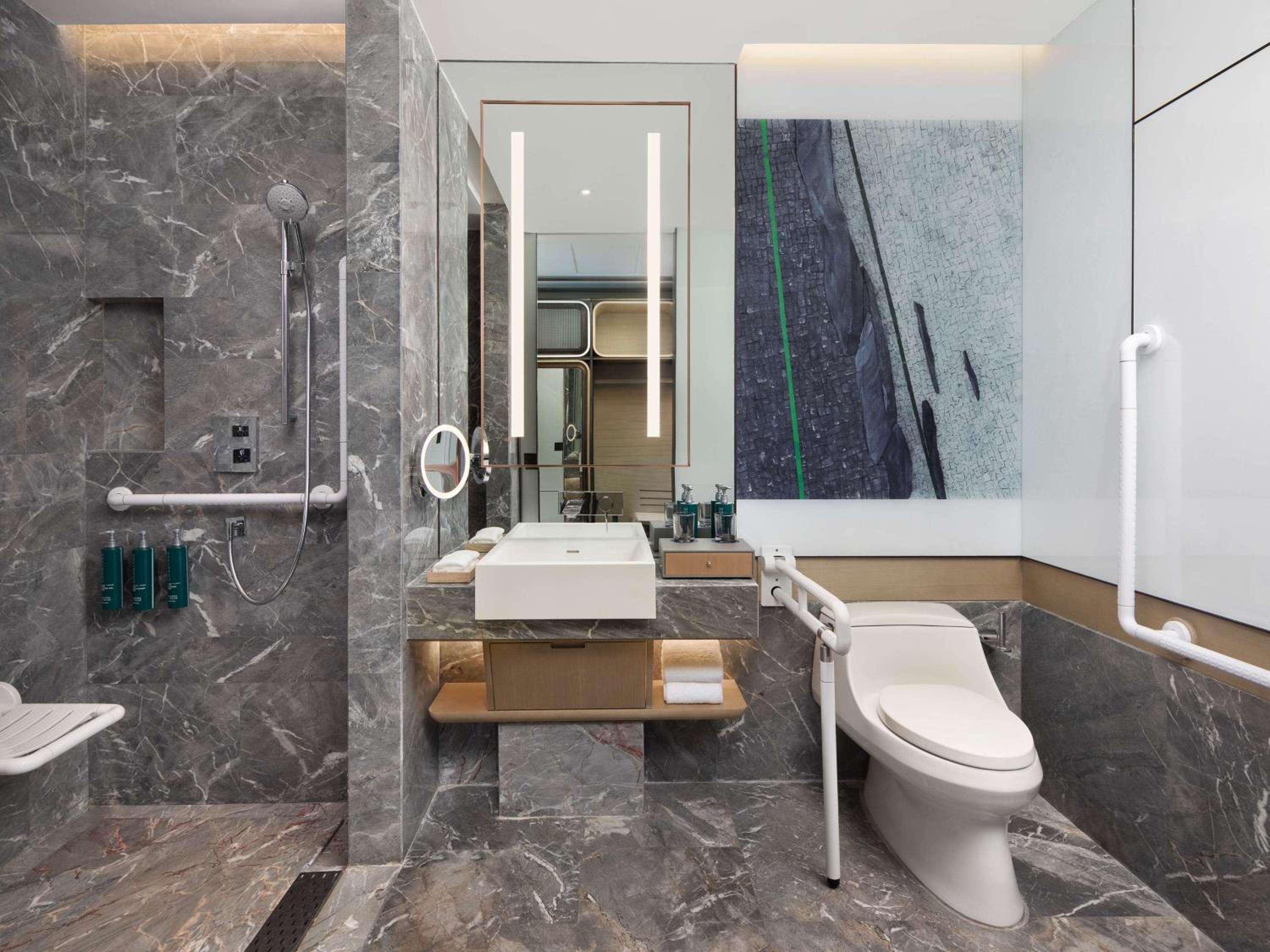 King Room - Mobility Accessible  - Photo 3