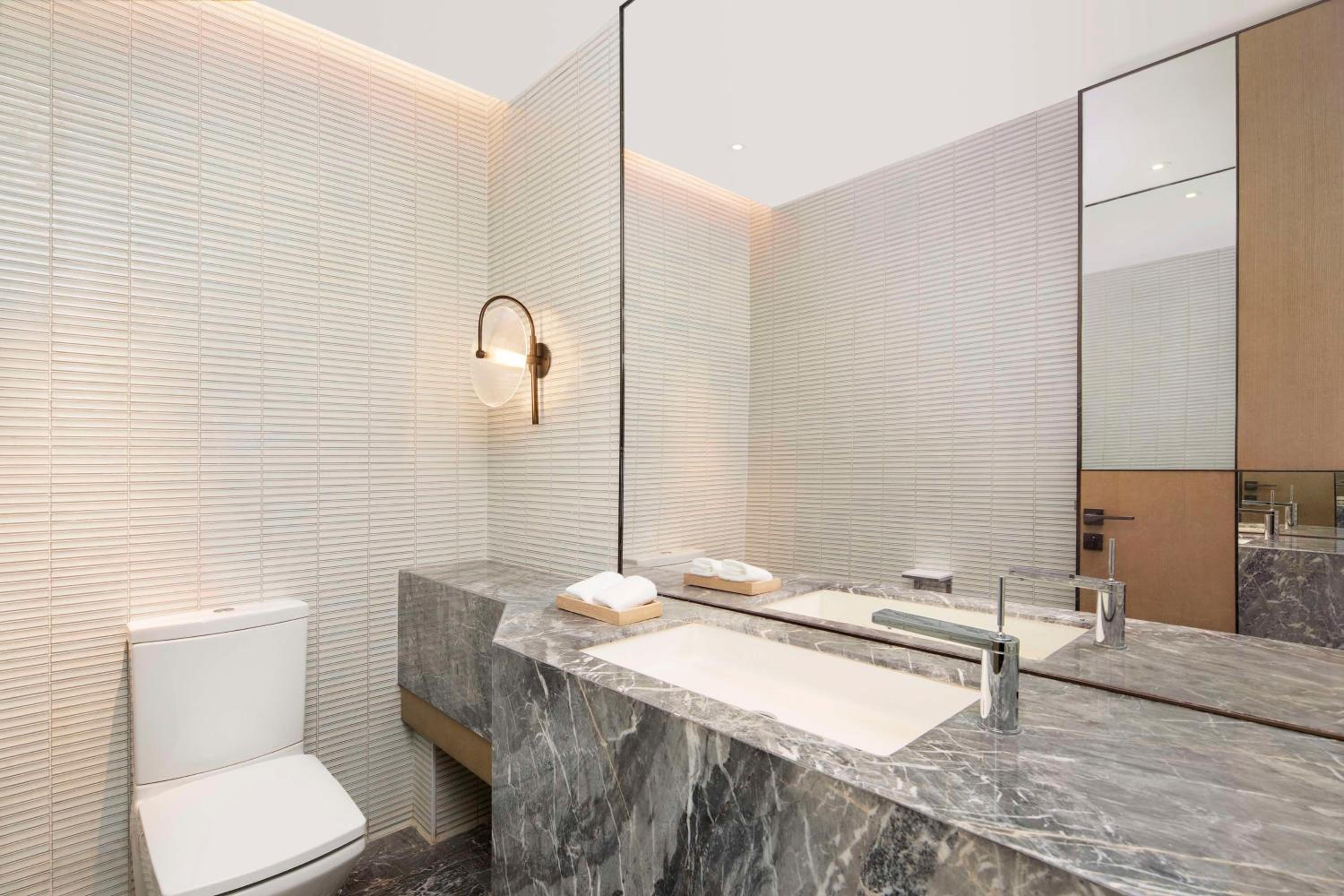 Deluxe King Suite - Photo 12