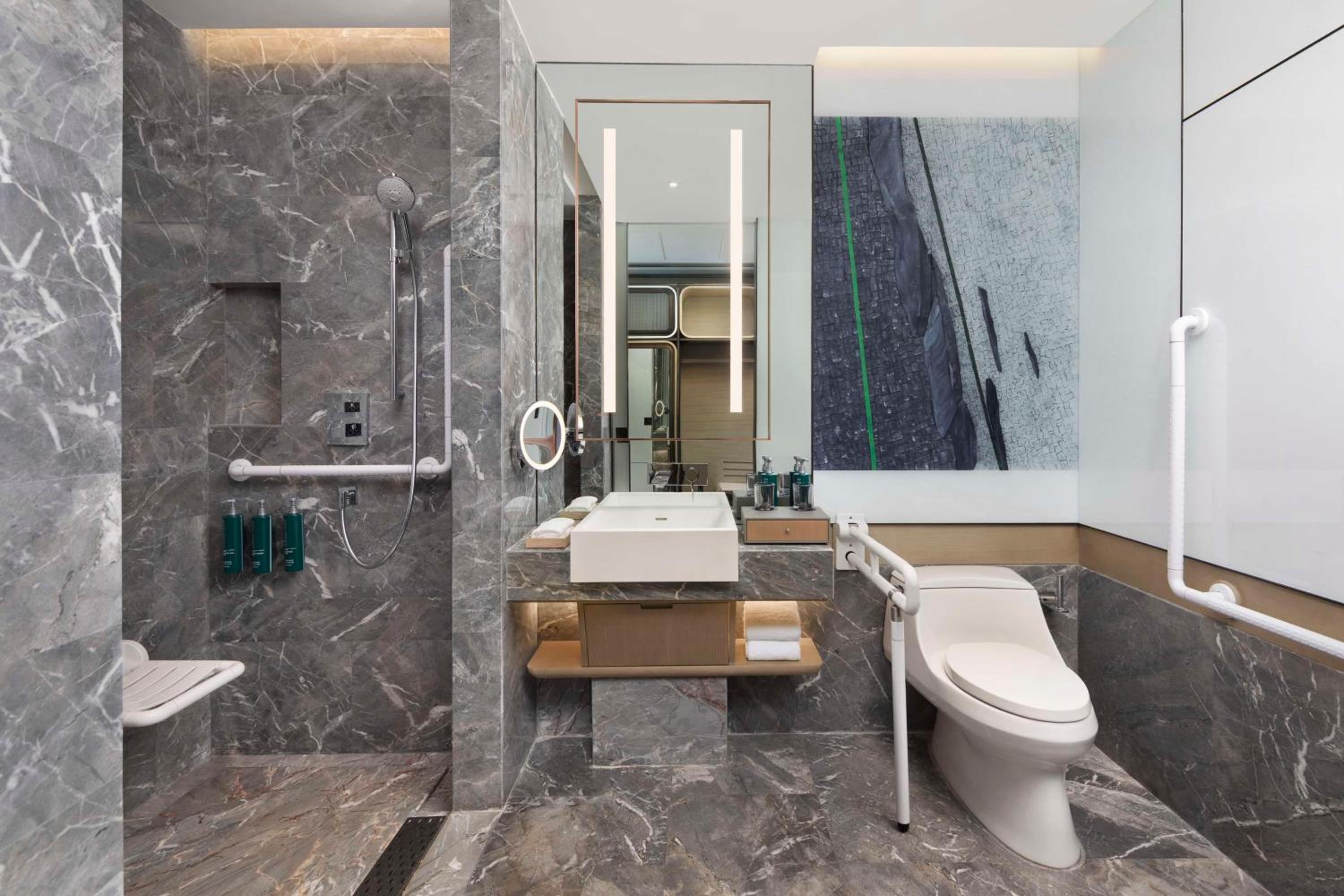 King Room - Mobility Accessible  - Photo 2
