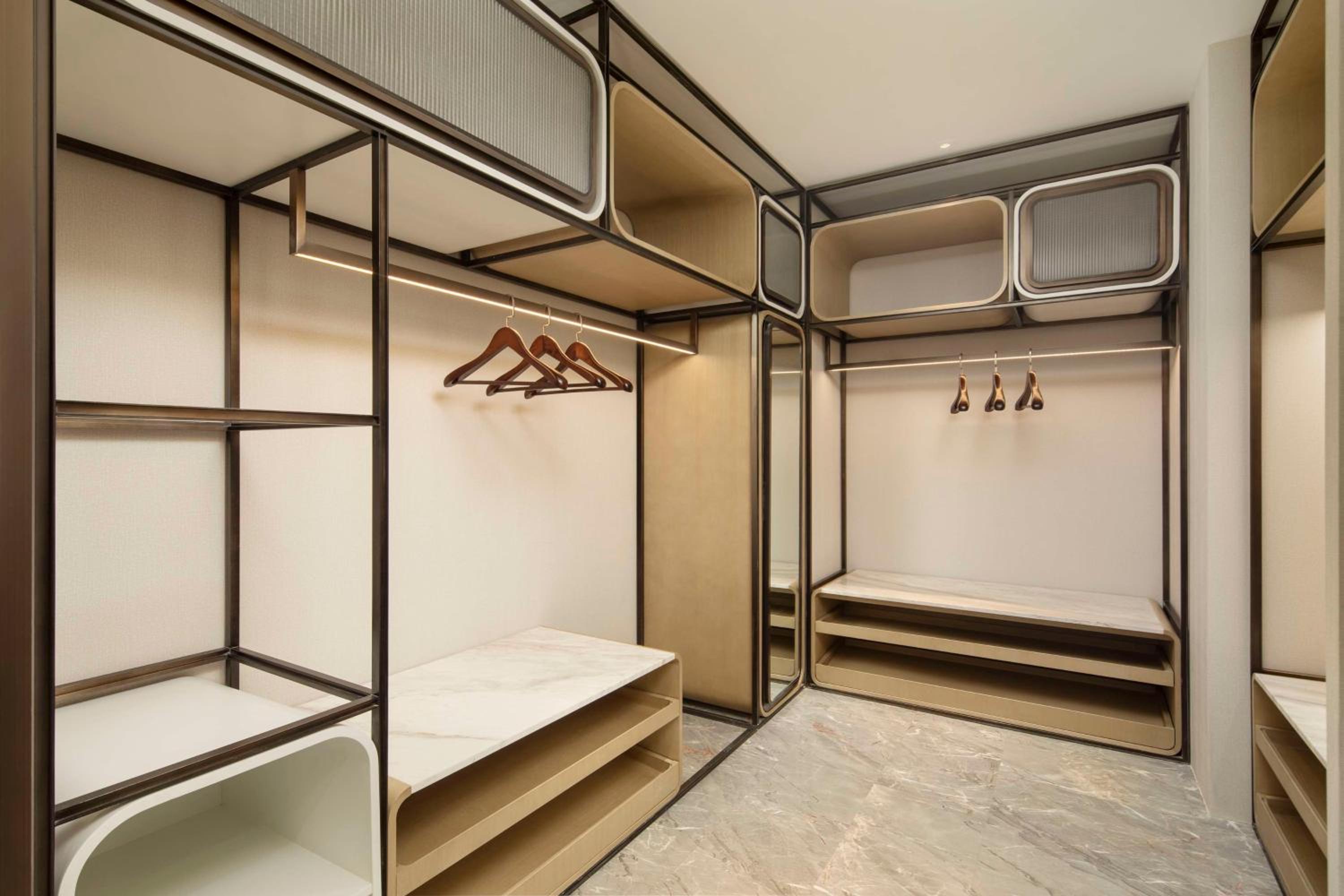 Deluxe King Suite - Photo 9