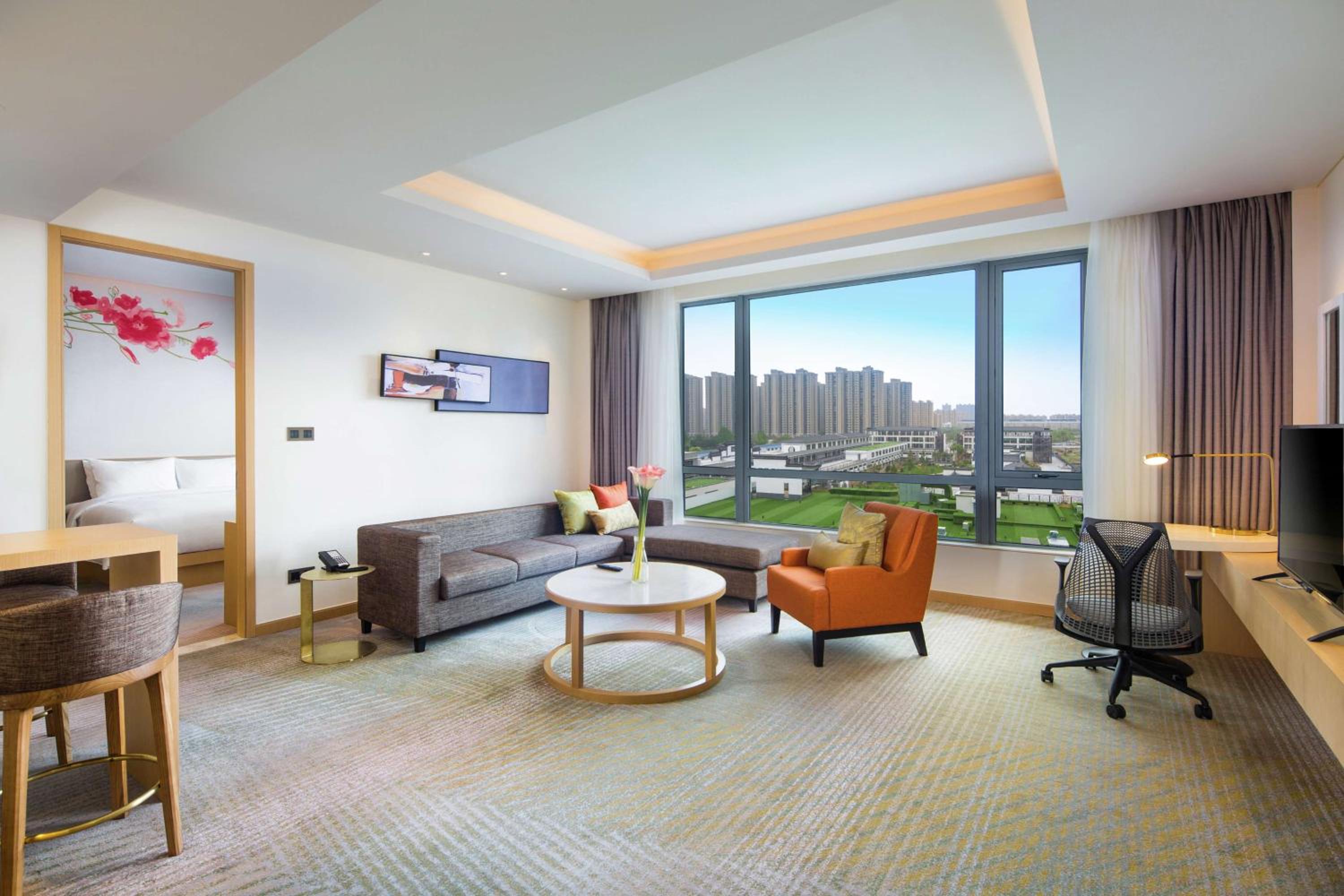 One-Bedroom Deluxe King Suite photo 3