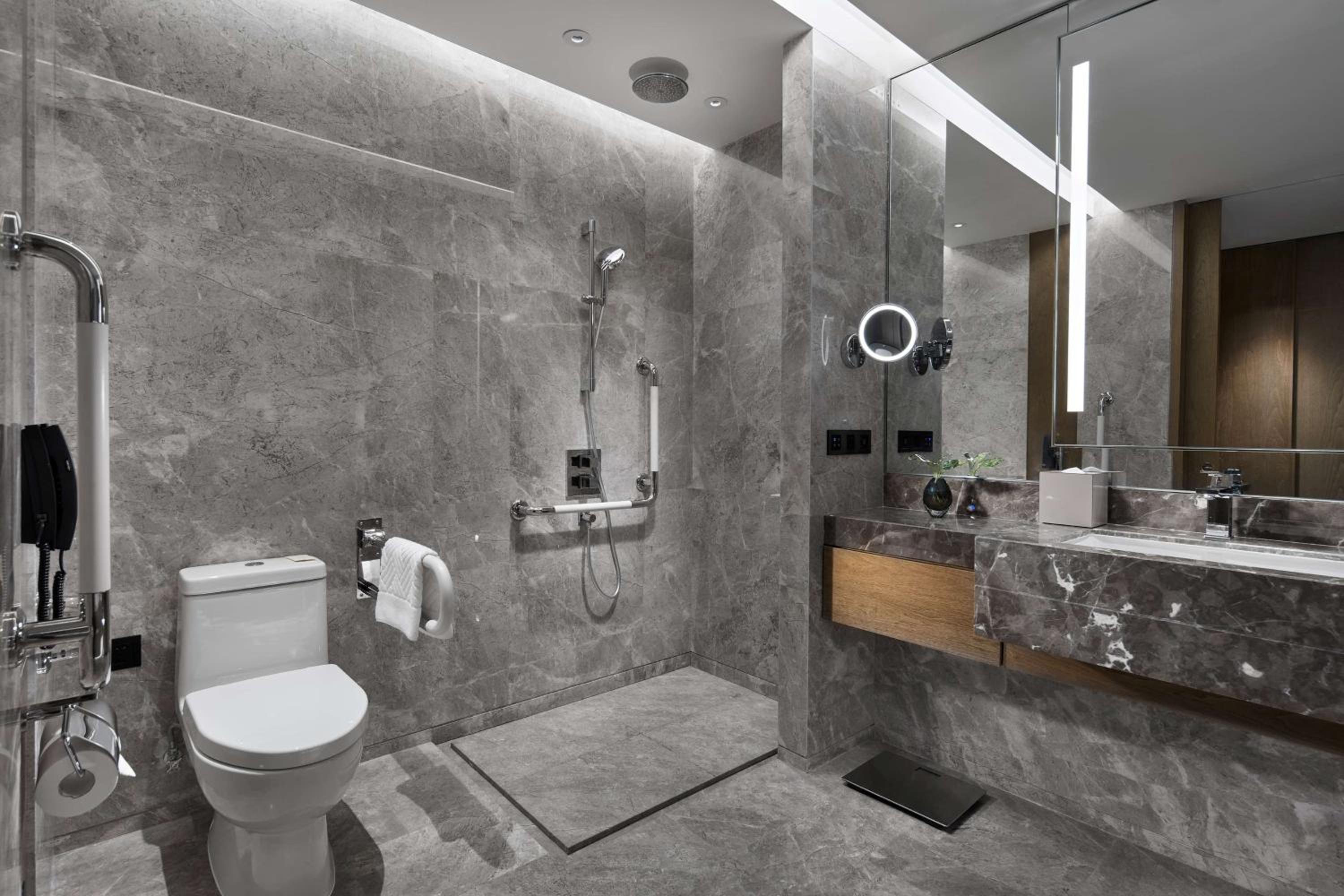 King Room - Mobility Accessible  - Photo 3