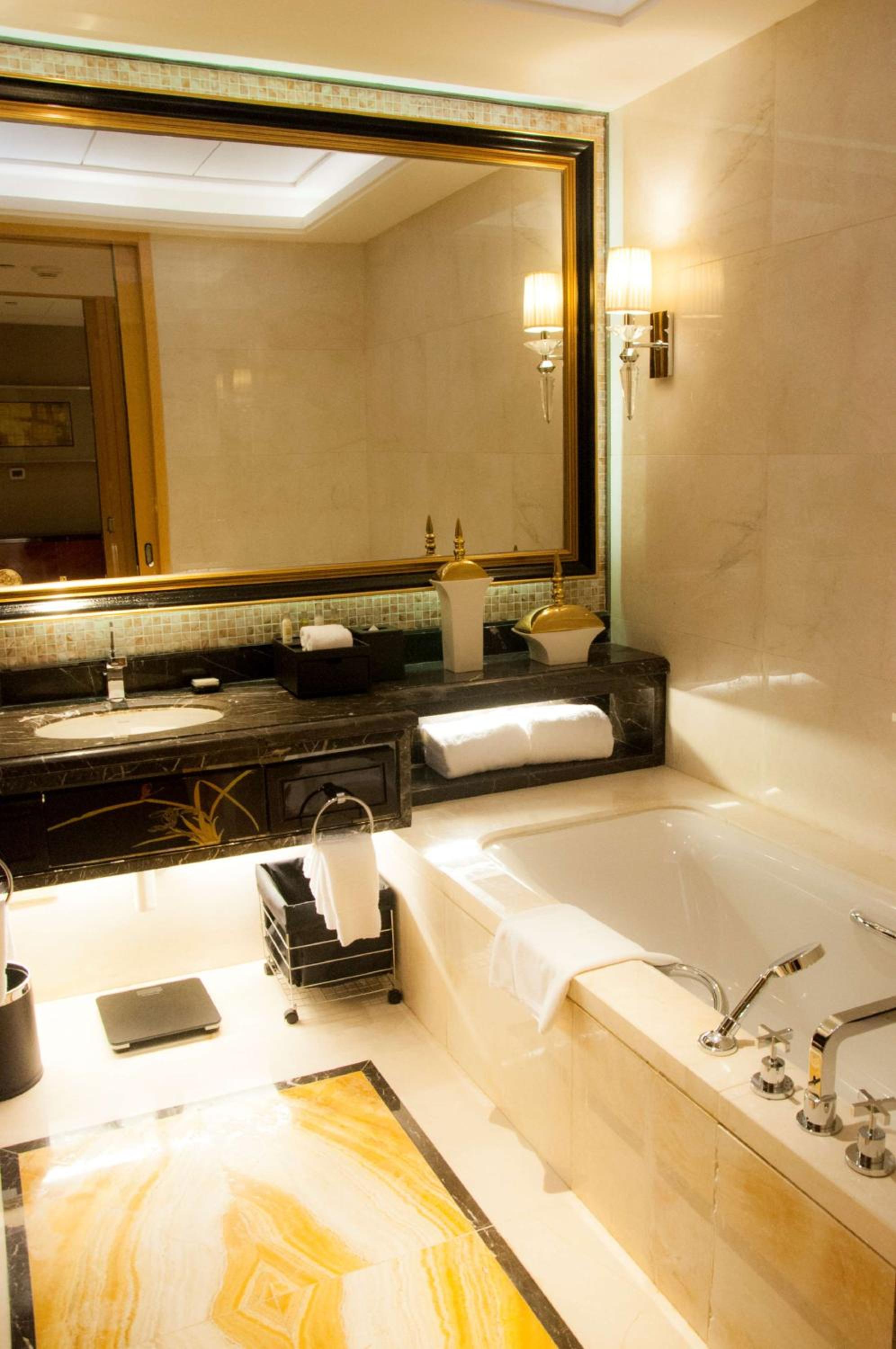 Junior King Suite - Lounge Access - Photo 7