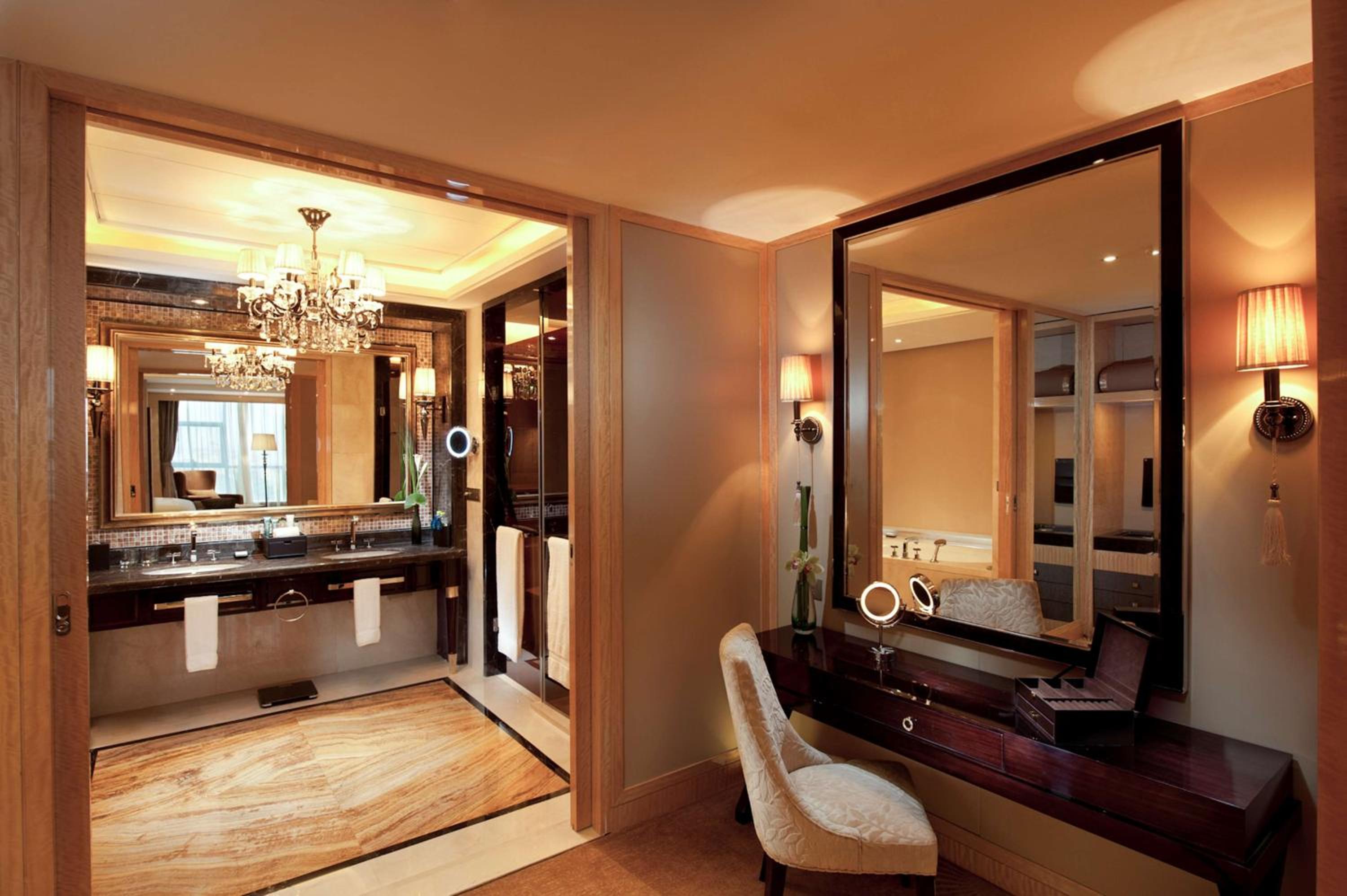 Deluxe King Suite - Lounge Access - Photo 2